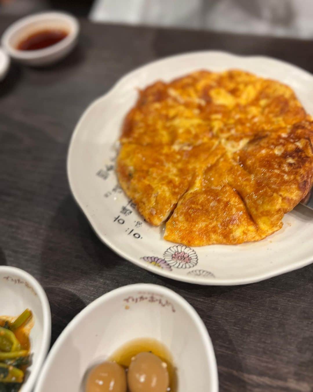 endoyukako さんのインスタグラム写真 - (endoyukako Instagram)「サムギョプサル🥓がおいしいいい 新大久保  #でりかおんどる . . 新大久保にご飯行く時 毎回連れていってもらい 定番になりつつある でりかおんどる💪 コスパ良く 美味しい韓国料理がいただける人気のお店で 何を食べても とーってもおいしい！ ねぎもりもりのサムギョプサルとか ヤンニョムチキンとか 食欲が刺激されるものばかり☺️ あーお肉食べたい . 写真ラストは2件目で訪問した  #人生酒場  @jinseisakaba  なのですが、チャミスルしか飲んでなくて 写真がございません。。笑 ほんとにチャミスルのんでばっかり笑笑 . .  #ゆかフェ新大久保  ============ 𝗉𝗅𝖾𝖺𝗌𝖾 𝖿𝗈𝗅𝗅𝗈𝗐 𝗆𝖾 @123kirin  お酒・おでかけ情報中心に 毎日22時頃更新してます♥ ============  .  #新大久保グルメ  #新大久保カフェ  #新大久保食べ歩き  #新大久保ランチ  #新大久保チキン  #新大久保韓国料理  #新大久保ディナー  #新大久保サムギョプサル  #新大久保🇰🇷 #新大久保カフェ巡り  #新大久保グルメ巡り  #昼飲み  #でりかおんどる本店 #新大久保ごはん  #新大久保飲み」10月3日 21時43分 - 123kirin