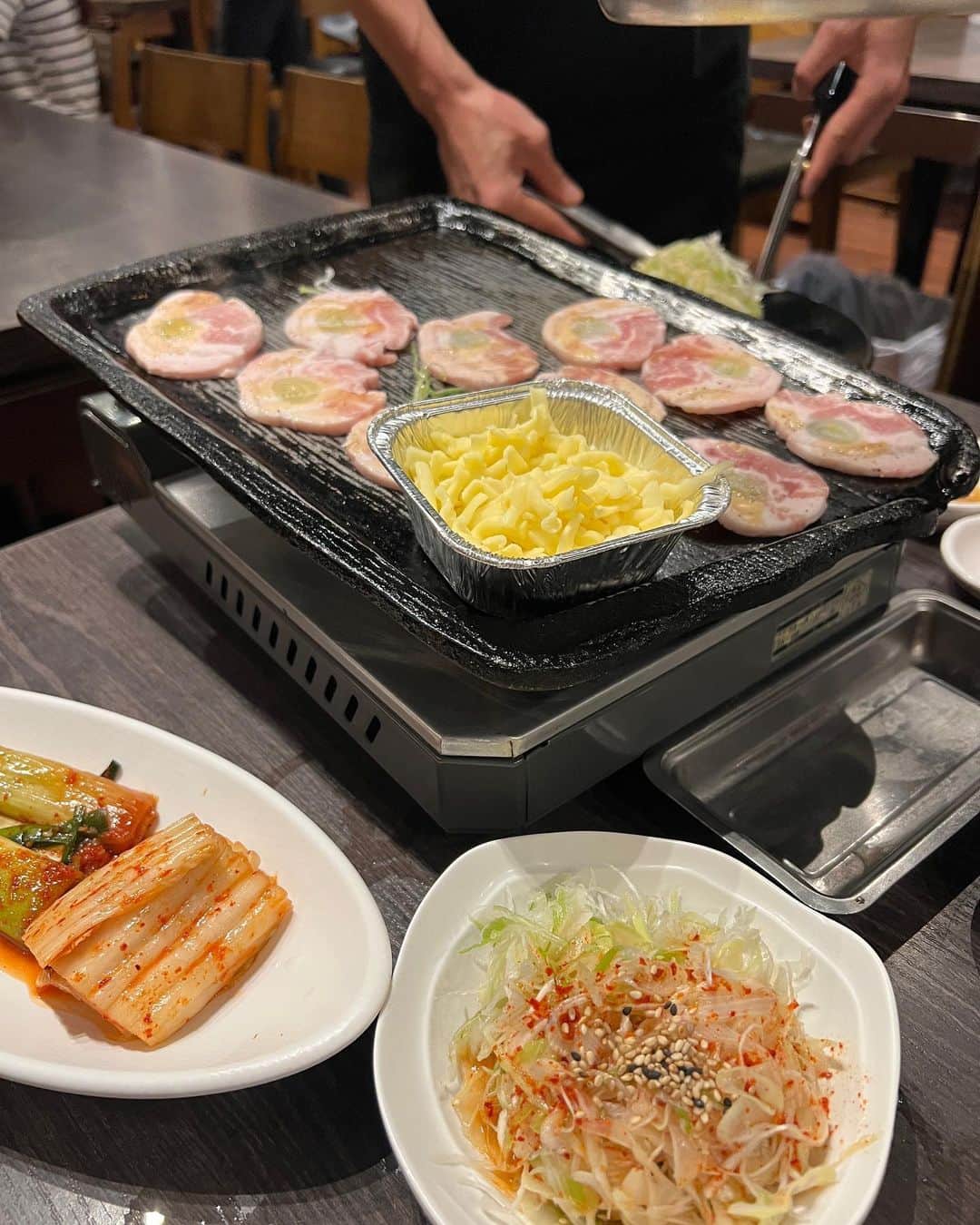 endoyukako さんのインスタグラム写真 - (endoyukako Instagram)「サムギョプサル🥓がおいしいいい 新大久保  #でりかおんどる . . 新大久保にご飯行く時 毎回連れていってもらい 定番になりつつある でりかおんどる💪 コスパ良く 美味しい韓国料理がいただける人気のお店で 何を食べても とーってもおいしい！ ねぎもりもりのサムギョプサルとか ヤンニョムチキンとか 食欲が刺激されるものばかり☺️ あーお肉食べたい . 写真ラストは2件目で訪問した  #人生酒場  @jinseisakaba  なのですが、チャミスルしか飲んでなくて 写真がございません。。笑 ほんとにチャミスルのんでばっかり笑笑 . .  #ゆかフェ新大久保  ============ 𝗉𝗅𝖾𝖺𝗌𝖾 𝖿𝗈𝗅𝗅𝗈𝗐 𝗆𝖾 @123kirin  お酒・おでかけ情報中心に 毎日22時頃更新してます♥ ============  .  #新大久保グルメ  #新大久保カフェ  #新大久保食べ歩き  #新大久保ランチ  #新大久保チキン  #新大久保韓国料理  #新大久保ディナー  #新大久保サムギョプサル  #新大久保🇰🇷 #新大久保カフェ巡り  #新大久保グルメ巡り  #昼飲み  #でりかおんどる本店 #新大久保ごはん  #新大久保飲み」10月3日 21時43分 - 123kirin
