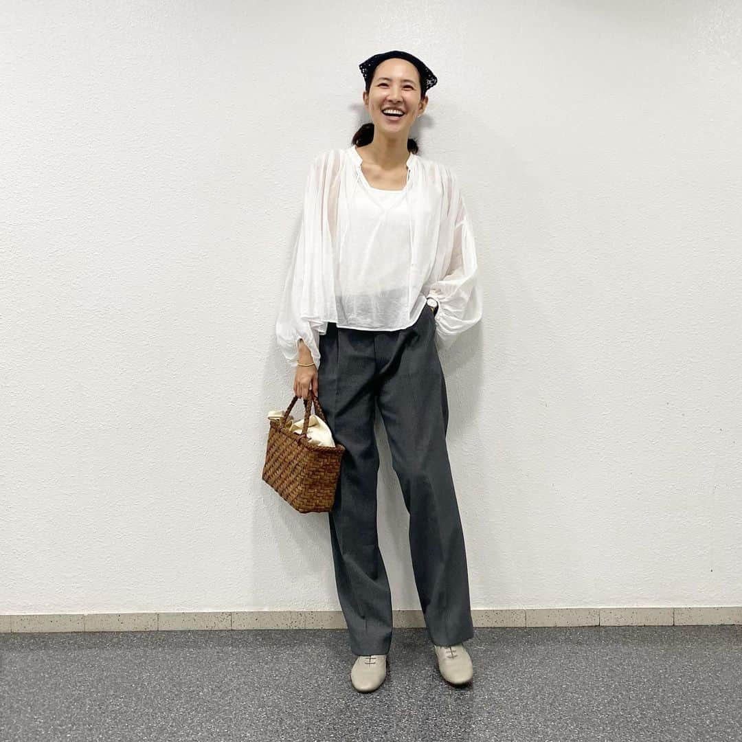 浜島直子のインスタグラム：「一目惚れしてポチッとしてしまったトップスは、、、  なんだよ、まさかの、マコちんのコラボじゃないのよ（笑） @makoto087 × @framework.jp   普段はくだらない話で盛り上がって笑ってるけど、 あぁ、彼女はやっぱりお洒落に関するプロなんだよなぁと、改めて思い知りまし。 …やるなぁ（笑）  だってこの丈感(ウエストインしなくてもキマル！)とか、袖口のゴム(洗い物しやすい！)とか、ノーアイロンでオッケーだし(アイロンめんどくさいよね？！)、旬の透け感だし(今の時期ぴったり！)もう、いいとこどりやないの〜🤣  そしてマコちんの新刊『MY BASIC MYICONS〜10年後も着たい服〜』を読み終えて、、  あぁ、この人は、  「やっほー！お洒落を楽しむ権利、みんな、使ってる？」  と、身をもって伝えるメッセンジャーなんだと思いました✨ ブランドの歴史とストーリーを尊敬しながらも、やっぱり自分の「好き」の直感を一番大切に。  時には笑いを混ぜつつ、困った時のハウツーも指南してくれるなんて、もうお洒落学校の金八先生と呼ばせてもらおうじゃないのよ（笑）  すっごく面白かった✨  …やるなぁ（笑）✨✨✨ ・ #mybasicmyicons  #福田麻琴  #誰にも聞かれていませんが #トップス　#frameworke  #パンツ　#shinzone  #タンクトップ　#uniqlo  #カゴバッグ　#handmade  #ヘッドアクセ　#gunia  #靴　#atelierbrugge × #happyplusstore」