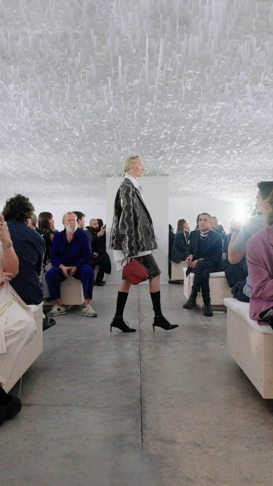 ジルサンダーのインスタグラム：「#JILSANDER  Women’s and Men’s Spring/Summer 2024 Watch the full show on jilsander.com   #JilSanderbyLucieandLukeMeier」