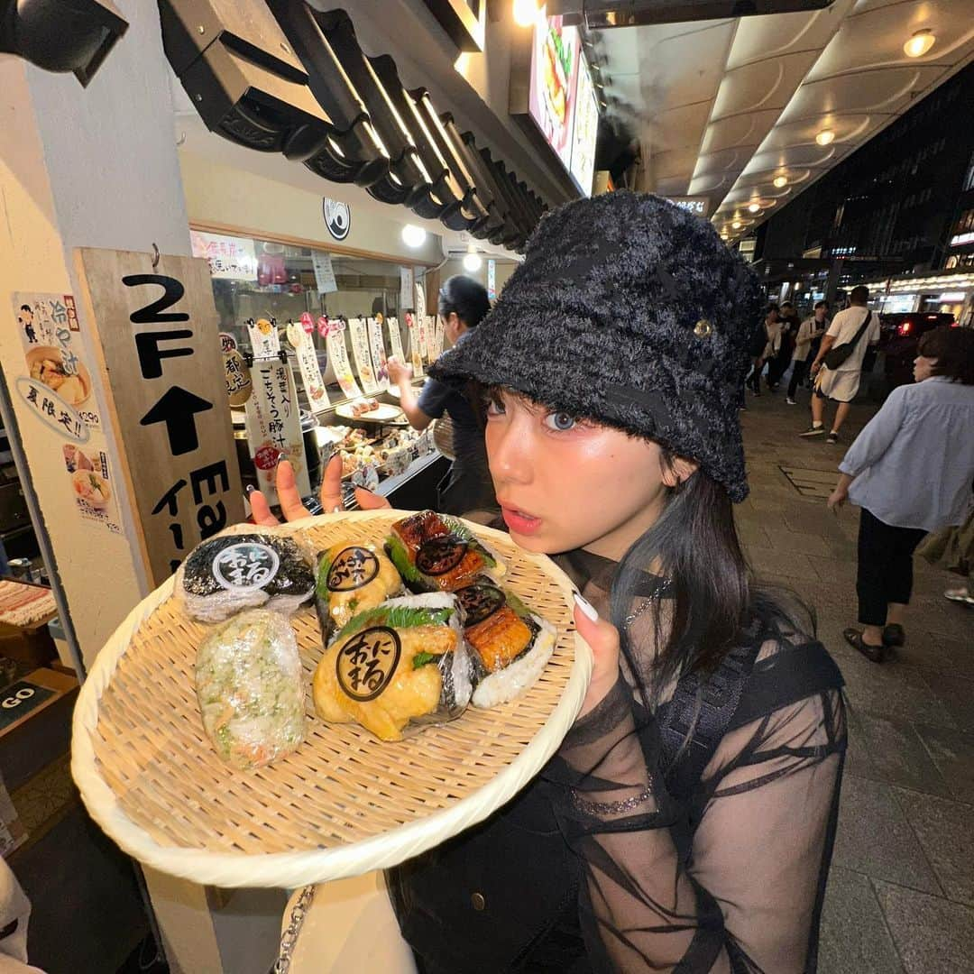 ぬーんのインスタグラム：「🍙 . . . .  .  #kyoto #black #fashion #onigiri #おにぎり #portrait #japan #japanese #girl #셀카 #셀스타그램 #올블랙코디 #올블랙패션 #무채색코디 #공주병 #自拍 #点攒 #网红#code  #lovely #y2k #y2kfashion #love #攝影 #人像攝影」