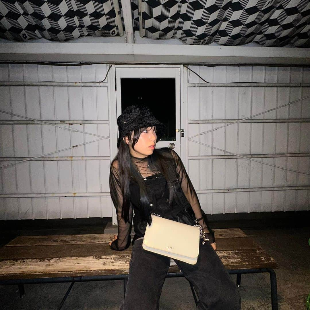 ぬーんさんのインスタグラム写真 - (ぬーんInstagram)「🖤 . . . .  .  #kyoto #black #fashion #cool #portrait #japan #japanese #girl #셀카 #셀스타그램 #올블랙코디 #올블랙패션 #무채색코디 #공주병 #自拍 #点攒 #网红#code  #lovely #y2k #y2kfashion #love #攝影 #人像攝影」10月3日 21時44分 - yukino_snow1211