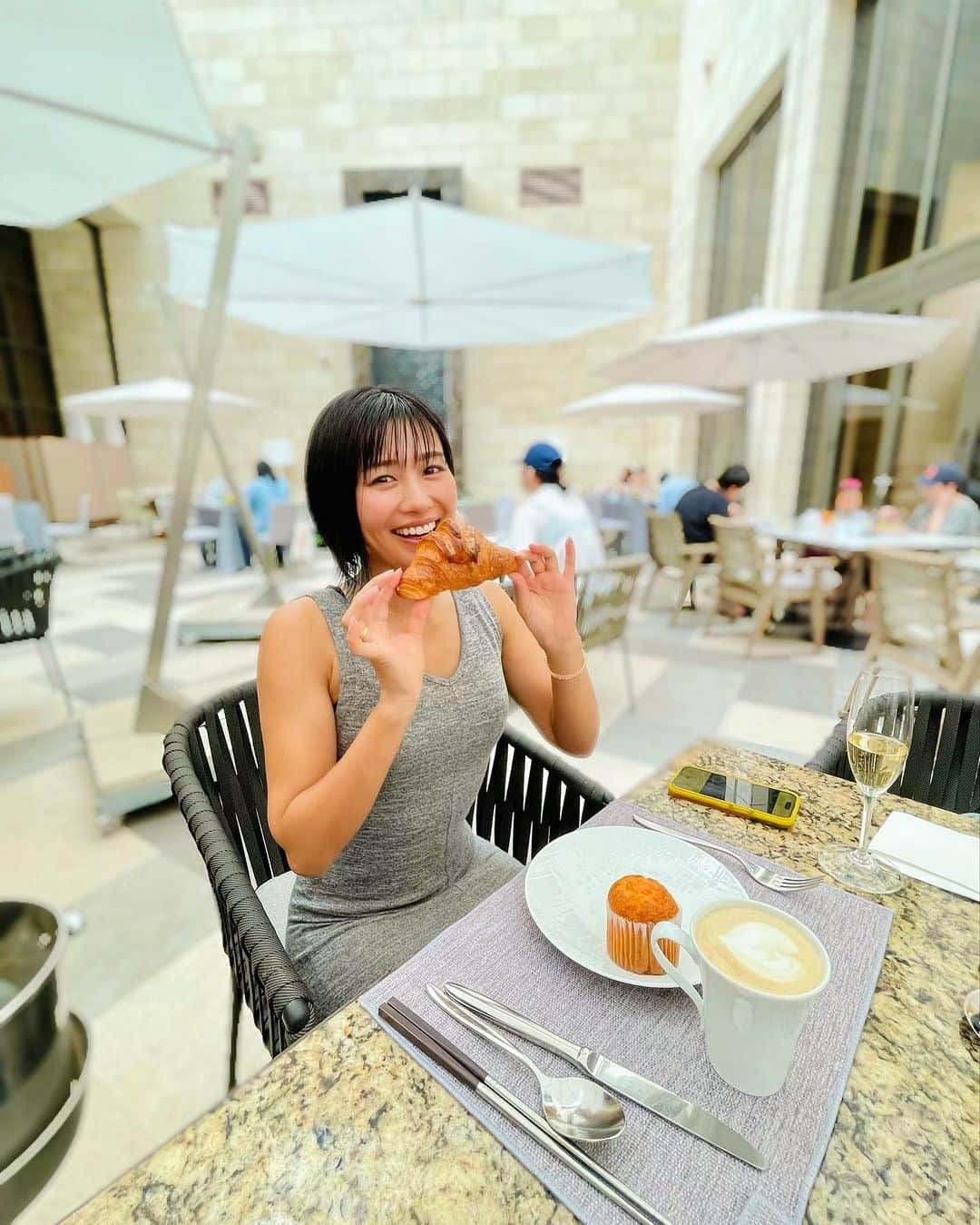 秋吉織栄（宮内かれん）さんのインスタグラム写真 - (秋吉織栄（宮内かれん）Instagram)「☕️🥐🍽️  海外にいくと朝カプチーノを飲みたくなる そろそろ外の空気を吸いに行きたいな☺️  11月の撮影まで頑張って一人旅に行こうかな🙂❣️ タイミングが合えば友達と行きたいけど…  ただただ綺麗な海と空を見ながら ゆっくりするだけの旅もしてみたい😌  #selfie #photooftheday #japan #beautifulflower  #trip #travel #trending」10月3日 21時45分 - orie.oliiiiie.olivia