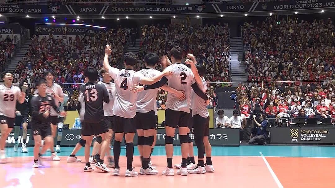 フジテレビ★バレーボールのインスタグラム：「🏐FIVBパリ五輪予選🇫🇷ワールドカップバレー2023🏆  🇯🇵日本3️⃣-0️⃣チュニジア🇹🇳(25-14,25-16,25-15) ここまで1勝1敗の日本。2セット先取し、鬼門の第3セットも3連続得点で先手を取り25-15として今大会初のストレート勝利💪  📺地上波フジテレビ系列で放送！👀 📱💻TVerでもリアルタイム配信！👀 ▶️ https://bit.ly/3r8O8Cn #ワールドカップバレー #ココで決める #バレーボール日本代表 ＃バレーボール #龍神NIPPON」