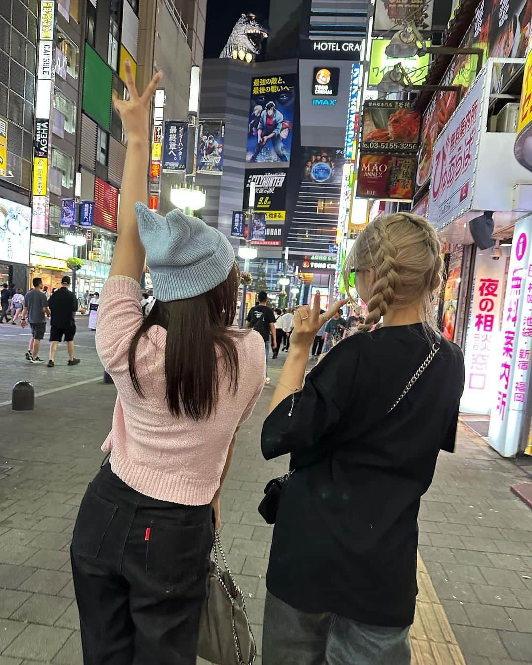 まやりんのインスタグラム：「東京お仕事行った時は大体会ってる気する👯‍♀️ちなみに過去ピク」