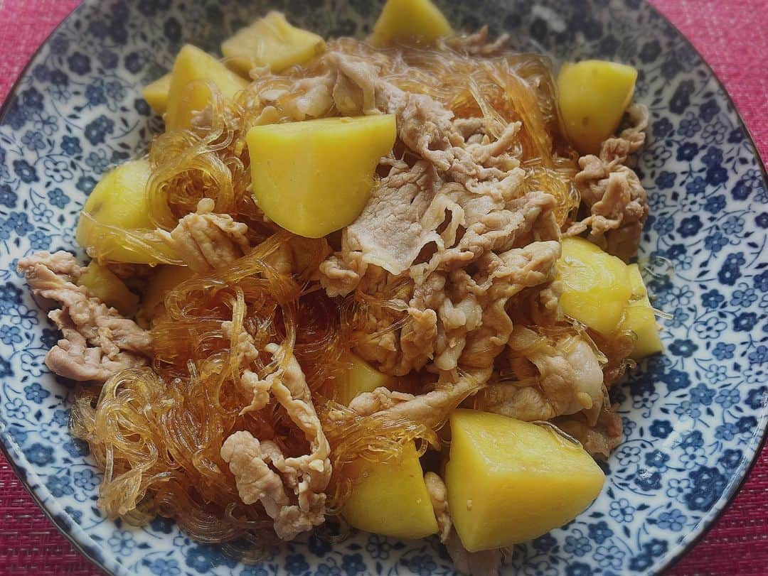 堂真理子のインスタグラム：「#おうちごはん は、豚肉とじゃがいもと春雨の炒め物🍴 子供達も大好きな食材と味付けで完食してくれました^_^ ごちそうさまでした♪  一気に秋らしい気候になってきましたね🍂寒暖差がありますので、体調にはお気を付け下さい☺️ 今日も一日お疲れ様でした✨   #豚肉 と  #じゃがいも と  #春雨 の  #炒め物  #ごちそうさまでした  #堂真理子 #テレビ朝日 #アナウンサー」