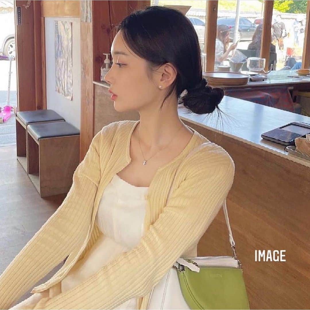 古賀美紀のインスタグラム：「絶妙な顔まわりが可愛い✂︎♡  ※バングカット、バングカット顔まわり単品メニューは DMからのご予約になります✂︎  希望のお日にち時間帯、フルネーム、お電話番号記入📝  5日(木) 11:30/12:00/12:30/13:00 14:30/15:30/16:00/16:30  6日(金) 11:00/11:30/12:00 12:30/13:00/13:30  8日(日) 11:00/11:30/15:30 16:30 （17:30ケアカラーのみ）  9日(月) 10:30/13:00/13:30/14:00 15:30/16:00/16:30/17:00  10日(火)から お好きな時間 ご予約可能です♡」