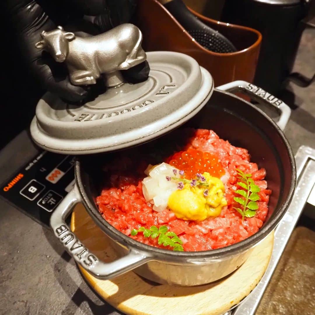Kuboi Ayumiさんのインスタグラム写真 - (Kuboi AyumiInstagram)「【銀座】特別な日に訪問したい！五感で楽しめるレストラン  楽しみにしていた焼肉いのうえ銀座店へ。 「大切な人を喜ばせる」「大切な人との最高の時間を共有する」をコンセプトとしたA4・A5ランクの黒毛和牛を使用する実力派焼肉店。  レンガを基調とした高級感のある店内。 ワインセラーもあり、入らせていただいたのですが、ワイン好きにはたまらない空間でした。 個室でゆっくりとコースを楽しみます。  写真だけでは伝わらないので、動画もアップするので、ぜひお楽しみください。  ■INOUE Ginza Course ・いのうえプリン　フォアグラ ・瞬間燻製ユッケ ・国産タン2種・国産ハラミ ・いのうえロース～雌牛黒毛和牛A5ランク BMS最上級～ ・黒毛和牛デニッシュサンド ・季節のソルベ ・黒毛和牛厳選肉2種　 ・黒毛和牛海鮮ご飯 ・INOUEパンナコッタ  前菜がプリンからはじまるのですが、プ〇チンプリン？！ 自分でプチっとしていただくフォアグラプリン。 ブラウンシュガーとクロワッサンと一緒にいただきます。  瞬間燻製ユッケはぜひ動画で！ マジックのようにシャボン玉が弾けると、中から燻製の煙がふわっと。  タンやハラミ、黒毛和牛は、店員さんが焼いてくださいます。 タレも１種類だけでなく、塩やレモンジャムなど細かいところまで拘りを感じます。 レアで焼かれたロースと一緒に食べた新潟産のお米がおいしくて、驚きました。  黒毛和牛デニッシュサンドは、入っている箱がまるでマ〇ク！遊び心満載ですね♡ 箱を開けると、一気に高級感が出ます。ジューシーで柔らかなお肉が贅沢に入ったサンドイッチでした。 つけあわせのコーンスープがとても濃厚で、おかわりしたいくらいおいしかった。  お口直しのスイカソルベは、途中でサイダーを加えて。  コースとは別になりますが、畑に見立てた野菜もいただきました。 畑の土もおいしくて、ソースと土をたっぷりかけて食べました。  黒毛和牛海鮮ご飯は、ウニやいくら、イカなどが入っていて本当に見た目が美しくて。 味変として、アオサのふりかけをかけたり、牛骨スープをかけてお茶漬けのようにして食べたりと 最後の一口まで残さず食べられる工夫がいろんなところに。  デザートはパンナコッタ。 さっぱりとしたデザートで、コースの〆にぴったりな一品。  これだけ、前菜からデザートまで物語のように楽しめるレストランはなかなか無いと思います。 一品一品、感動があるので、特別な日にぜひ利用してみてください。  ■いのうえ銀座（@inoue_ginza） 東京都中央区銀座1-6-6 050-3201-6421  ○+●+○+●+○+●+○+●+○+●+○+●+○+●  @himekagami　←check♡  おうちごはん が楽しくなるお取り寄せグルメ や 簡単＆時短ごはん、育児情報など発信中！ 投稿が気に入ったら保存&フォローしていただけるとうれしいです。 いつもありがとうございます(^^)  ○+●+○+●+○+●+○+●+○+●+○+●+○+●  #銀座グルメ #銀座ランチ #銀座焼肉 #焼肉好きな人と繋がりたい #焼肉大好き #東京焼肉 #銀座デート #ginza #焼肉 #銀座ディナー #いのうえ銀座 #焼肉デート」10月3日 20時15分 - himekagami