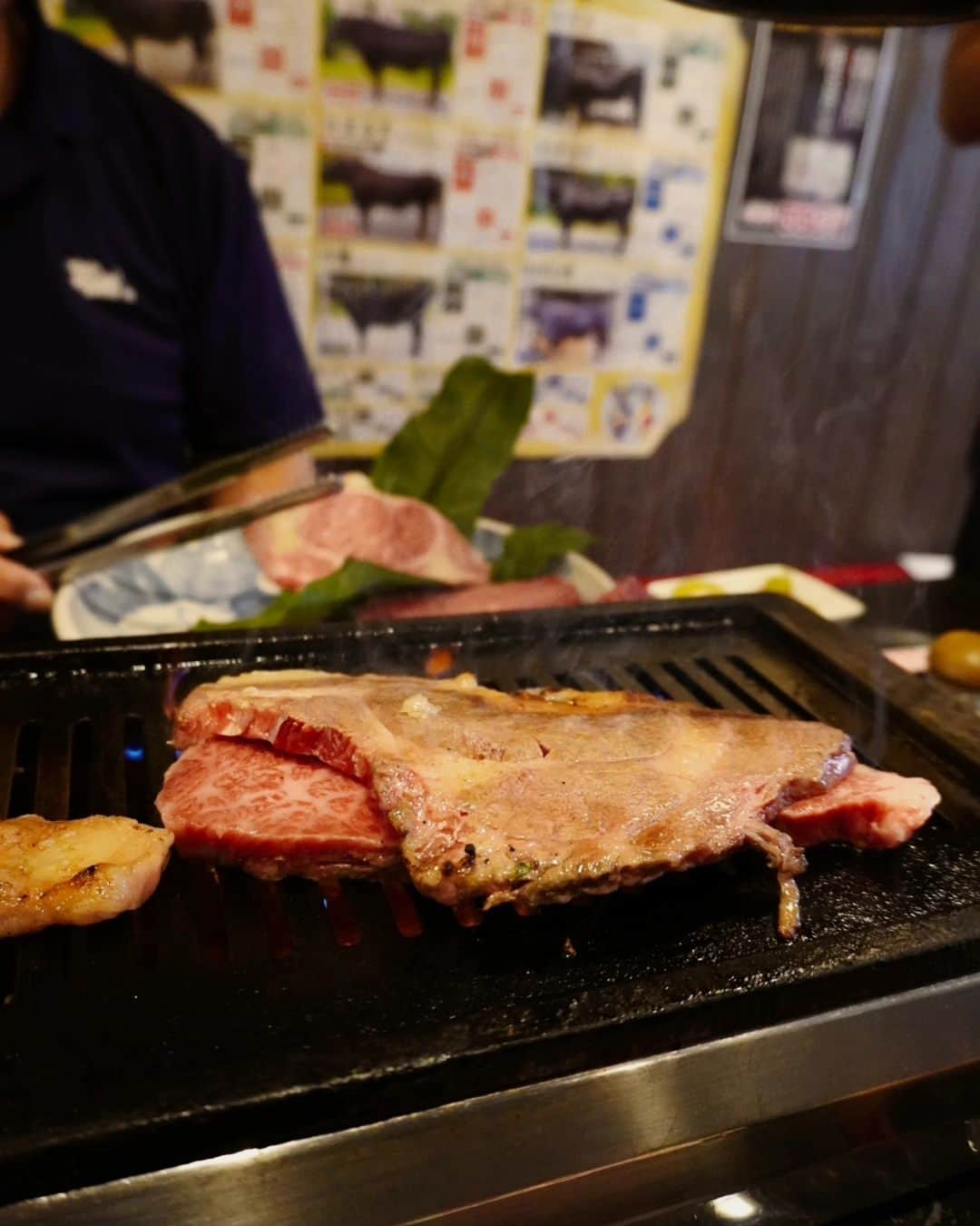 芳美リンさんのインスタグラム写真 - (芳美リンInstagram)「🗾沖縄/石垣島 Ishigaki island/Okinawa  石垣島へ行ったら、 ぜひ食べて欲しい！  焼き肉金城さんの石垣牛！🐄  焼き肉の概念を根本から覆す、 大きなお肉！  これはもはやステーキでは👀  社長自ら焼いてくれました🐄 分厚いお肉の、脂身からまず焼くいいそうです。 サイドから焼いて、両面焼いて、カット✃ お好みの焼き加減で仕上げてね。  牧草地で収穫したアダンをはじめ、様々な島のお野菜も焼いていただきました。 アダンは、筍みたいで美味しい！  島の恵みをこれでもかと堪能しました。  味付けは、石垣の塩🌊 デザートには石垣島SUNファームさんのパイナップルシャーベット🍍  この旅で見つけた食の魅力がギュギュっと詰まったコースでした♡  #石垣島グルメ #ゆいまーる牧場 #焼肉金城#石垣島#石垣牛 #牧草地#牧場見学 #沖縄旅行#japantrip#okinawa#ishigakiisland」10月3日 20時16分 - lynn.lynn5