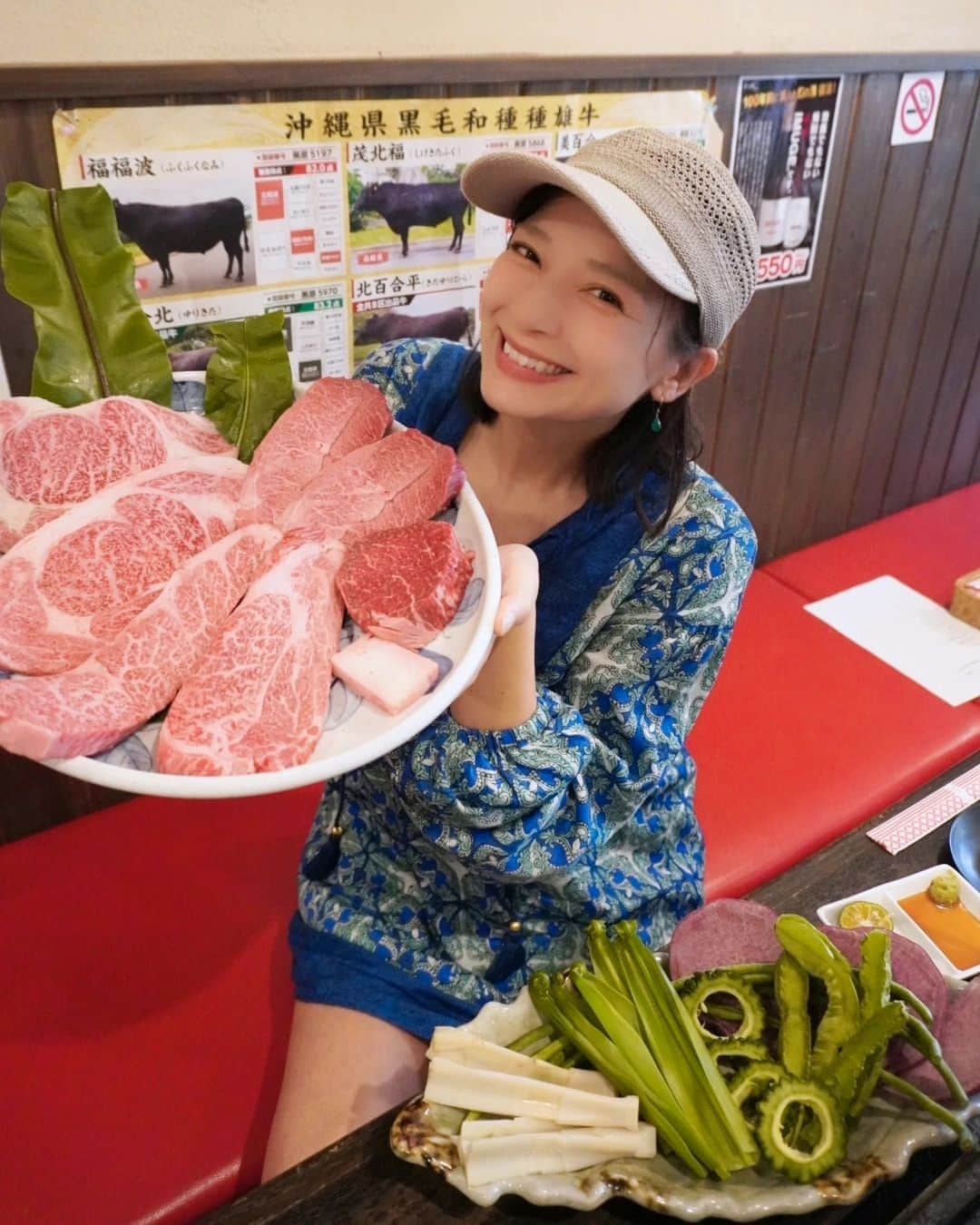 芳美リンのインスタグラム：「🗾沖縄/石垣島 Ishigaki island/Okinawa  石垣島へ行ったら、 ぜひ食べて欲しい！  焼き肉金城さんの石垣牛！🐄  焼き肉の概念を根本から覆す、 大きなお肉！  これはもはやステーキでは👀  社長自ら焼いてくれました🐄 分厚いお肉の、脂身からまず焼くいいそうです。 サイドから焼いて、両面焼いて、カット✃ お好みの焼き加減で仕上げてね。  牧草地で収穫したアダンをはじめ、様々な島のお野菜も焼いていただきました。 アダンは、筍みたいで美味しい！  島の恵みをこれでもかと堪能しました。  味付けは、石垣の塩🌊 デザートには石垣島SUNファームさんのパイナップルシャーベット🍍  この旅で見つけた食の魅力がギュギュっと詰まったコースでした♡  #石垣島グルメ #ゆいまーる牧場 #焼肉金城#石垣島#石垣牛 #牧草地#牧場見学 #沖縄旅行#japantrip#okinawa#ishigakiisland」
