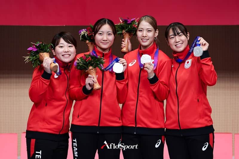 江村美咲のインスタグラム：「アジア大会🇨🇳 団体戦:2位🥈 ⁡ 個人戦に出れなかったことや、団体戦で最後勝ちきれなかった悔しさはありますが、久しぶりの試合、選手村、ONE TEAMになれた団体戦、楽しかったです❤️‍🔥 ⁡ 毎日早朝から深夜までサポートしてくださったスタッフの皆様、ボランティアの皆様には大変お世話になりました。 たくさんの方に支えられて最後まで戦い切ることができました。 本当にありがとうございました。 ⁡ まだまだアジア大会は続くので、引き続き日本チームの応援よろしくお願いいたします🇯🇵 私も応援してます🔥 ⁡ #TEAMJAPAN @teamjapanjoc   写真: @aflosport」