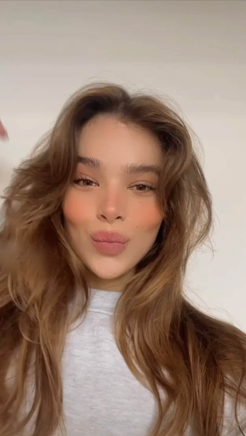 マラ・ロザックのインスタグラム：「🦋HAILEE. This stunner with her new🦋layered chop (by me ;) for fall. @rozhair Milk hair serum pre blow out for that soft blown out movement. #Haileesteinfeld #Butterflycut」