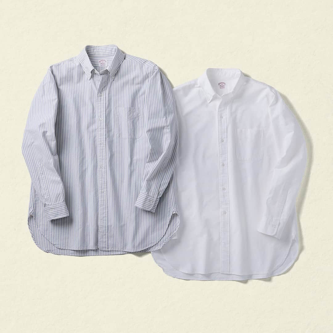 ブルックス ブラザーズのインスタグラム：「ブルックス ブラザーズが生み出したポロカラー（ボタンダウン）シャツは、ブランドの代名詞であるとともに、ファッション史上最も模倣されたアイテムとも言われています。  今回登場した「アーカイブコレクション」のメンズ ポロカラーシャツは、1980年代頃にアメリカで展開していた赤タグのオリジナル6ボタンのモデルを再現したもの。 ションヘル織機で丁寧にゆっくり織り上げらた、ふっくらとしたヴィンテージ感のあるスーピマコットンの風合いも魅力です。  写真2枚目）前身頃裾部分に施された、「アーカイブコレクション」限定のヴィンテージロゴのオリジナルタグ。 写真3枚目）当時の工場管理の象徴であるスタンプナンバーリングを前立て裏に再現。 写真4枚目）ガゼット部分には、セルビッチ(赤耳)をあえて使用した遊び心もポイント。  #BrooksBrothers #ブルックスブラザーズ  #アーカイブコレクション #ArchiveCollection」