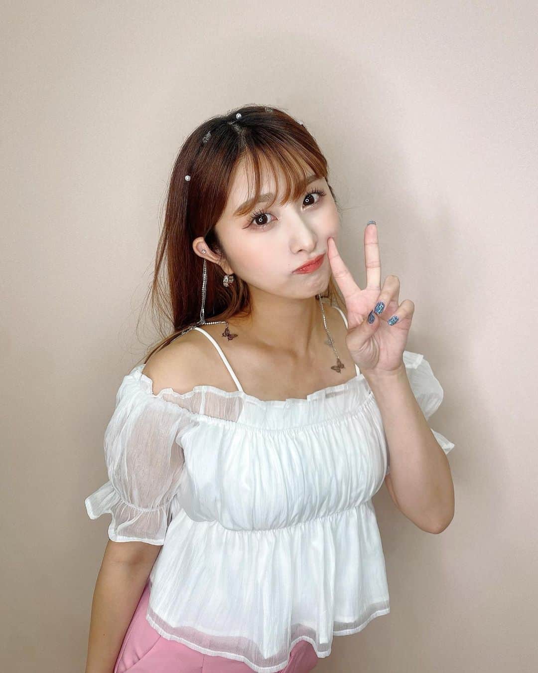 のインスタグラム：「最近ハマってるカチューシャ めちゃかわ🦋  @shein_japan で買いました💗  真夏に撮った写真🤳笑  #カチューシャ #shein #shein購入品」