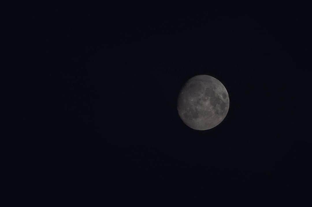 田辺留依のインスタグラム：「カメラで初めて撮った月。  この日、満月じゃないけど。 撮りたくなったので。  設定変えて撮るのは難しいけどわくわくします。  70-200mmで撮りました。  #Photo」