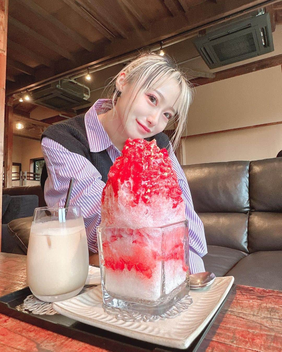 えりぴょんのインスタグラム：「. . 自分の顔よりデカいかき氷さん…🍧 どうも小顔効果ありがとう👍🏻✨ . . 今年の夏はフルーツたくさんのかき氷たっくさん食べたなぁ〜🤔🤔 もう10月やけどまだ夏気分やめて自分笑 . . . . . . #かき氷 #兼六園 #兼六園カフェ  #いちごかき氷 #🍧 #いちご好き #きなこミルク #ニット #ニットコーデ #ニットベスト #ニットベストコーデ #お団子ヘア #お出かけ #石川県 #金沢市 #金沢カフェ  #金沢観光  #女の子 #ゴーゴーダンサー #ダンサーの休日」