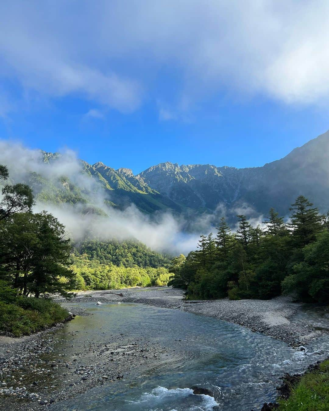 桐谷蝶々のインスタグラム：「今日は #登山の日 ですね！  9月の槍ヶ岳登山の写真を載せようと思います！  この山行は、初の2泊3日でした。 DAY1上高地→明神→徳沢でランチ→横尾→槍沢ロッヂ宿泊でした。  仕事してから夜行バスで上高地入り。 バスでは全然眠れず正直眠かったですが、上高地の綺麗さに目が覚めました🥰 上高地は2回目でしたが、ここの眺めはやっぱり凄いですね！  河童橋では、お猿さんがいました🐒 上高地では普通にお猿山が歩いています。かなり近いです。  上高地バスターミナルなら横尾までは休憩なしのコースタイムで3時間ほど。  この日は徳沢園でゆっくりランチタイム🍛 カレー&コーラフロート🍦  横尾で休憩して、ゆっくり槍沢ロッヂまで登り、昼過ぎに到着しました。DAY1は標高差もあまりないです。  この日の槍沢ロッヂからはギリギリ槍の穂先が見えました✨ ブランコも乗りました🥳 うさぎを見かけてテンションがあがりました🐇ぴょんぴょんしてました。可愛い🐇  槍沢ロッヂはお風呂もあり快適でした♨️ また泊まりたいです！  DAY2へ続く！  #上高地 #河童橋 #明神 #徳沢園 #徳沢 #横尾 #槍沢ロッヂ #登山 #登山初心者 #槍ヶ岳登山 #山 #山登り #長野」