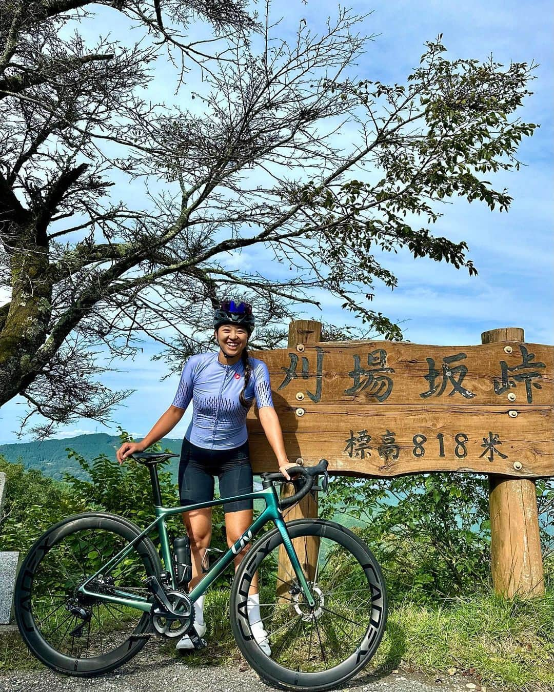 平良エレアさんのインスタグラム写真 - (平良エレアInstagram)「飯能ライド⛰️🚴‍♀️64km 1880up↗️ 久々に飯能行ってきました✨  サホさんにアテンドしてもらい とりあえず付いて行ったら初っ端から 子の権現に連れて行かれました😅  峠という峠を抜けて奥武蔵グリーンラインへ⛰️🚴‍♀️⛰️🚴‍♀️  飯能は登り涼しくて降りは寒い！ あちこち金木犀の香りで秋🍂を感じるライドでした🤎  @saho_s_run アテンドありがとうございました🫶 また行きますー！！！  #わたしとLiv  #ロードバイク女子 #ロードバイク #cycling #cyclistlife #cyclinglife #cyclist #cyclinglifestyle #instacycle #instacycling」10月3日 20時23分 - erea0301