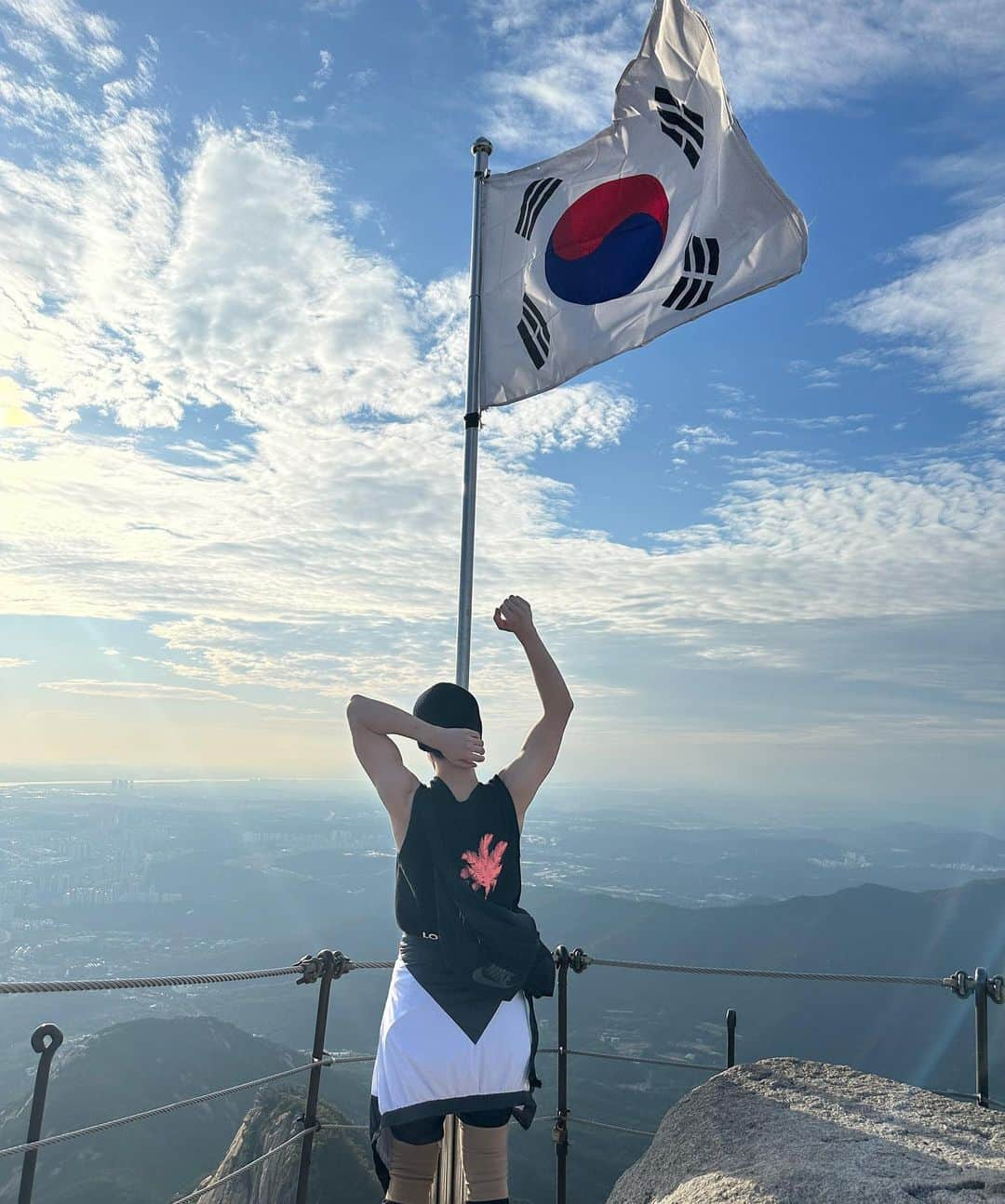 キム・ドンハンのインスタグラム：「등산하기⛰️⛰️」