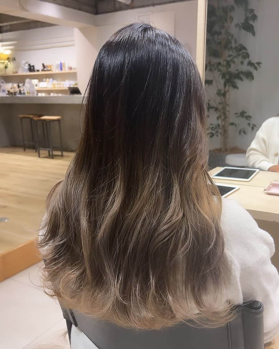 R!Nのインスタグラム：「New Hair💇‍♀️  ヘアもminimoから予約しました！ モニター価格でやってくれてるのかなー？と思って施術を受けたらなんと店長さんでした…！👀 最後の最後で名刺をもらってびっくり笑  愛媛帰って来て1年半経つのに今回入れて美容室に来れたのは3回目…どんだけ行けなかったんだよ💦 髪もキシキシで施術が大変だったと思います。申し訳ない…🙇‍♂️  3時間以上かかりましたが、とっても素敵なカラーにしていただけて感謝です！これから色落ちするのも楽しみです😌  色が落ちてその色を楽しみまくったら、セルフで青を入れて過去最高に気に入ってたカラーリングに戻ります。R!Nカラー復活をお楽しみに✌️  近藤さんありがとうございました🥰 @house_kondo」