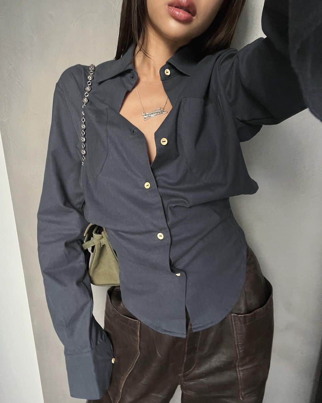 Juriさんのインスタグラム写真 - (JuriInstagram)「10/4 明日麻シャツが入荷します 4回くらいサンプルを作ってシルエット修正しました💙　#juemi」10月3日 20時26分 - juritakiguchi