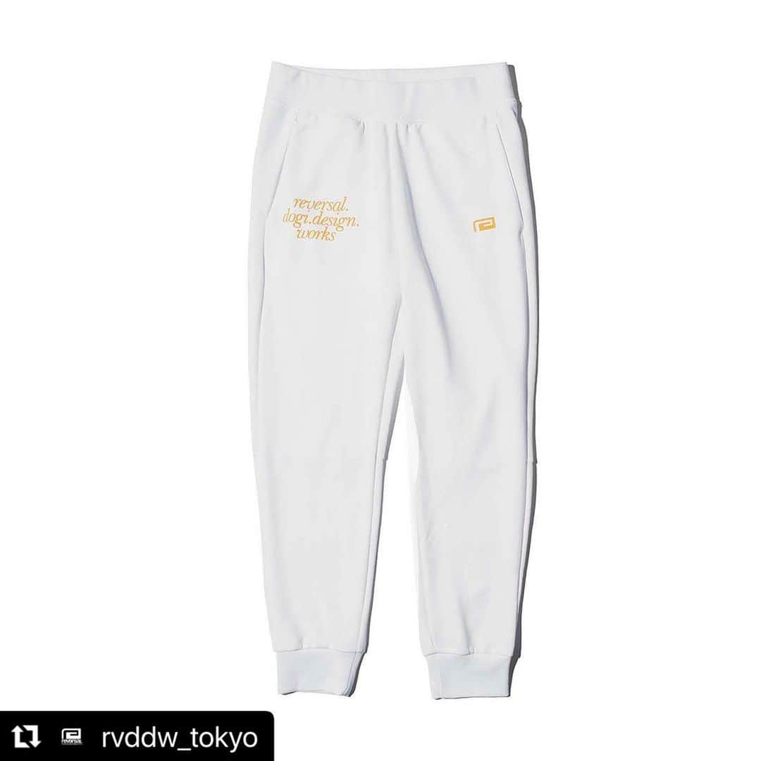 杉山しずかさんのインスタグラム写真 - (杉山しずかInstagram)「#Repost @rvddw_tokyo with @use.repost ・・・ WOMEN'S DRY SWEAT JOGGER  アクティブシーンに使いやすいジョガーパンツはハリのある薄手の素材が着回しに◎。吸汗速乾なのにコットンライクな素材感なのでカジュアルにも使える万能アイテム。  ウエストや裾がリブなのでタックインしたり、ソックスと合わせたり、はたまたヒールと合わせてみたり、そして高めのロゴ位置は脚長効果もありコーデの軸になる1本です。」10月3日 20時26分 - shizukasugiyama0211