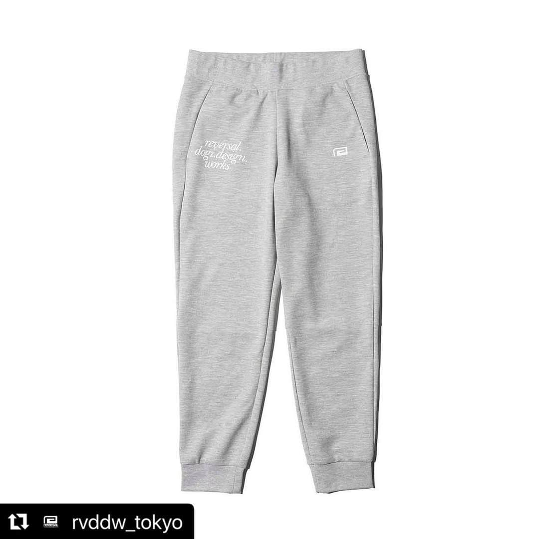 杉山しずかさんのインスタグラム写真 - (杉山しずかInstagram)「#Repost @rvddw_tokyo with @use.repost ・・・ WOMEN'S DRY SWEAT JOGGER  アクティブシーンに使いやすいジョガーパンツはハリのある薄手の素材が着回しに◎。吸汗速乾なのにコットンライクな素材感なのでカジュアルにも使える万能アイテム。  ウエストや裾がリブなのでタックインしたり、ソックスと合わせたり、はたまたヒールと合わせてみたり、そして高めのロゴ位置は脚長効果もありコーデの軸になる1本です。」10月3日 20時26分 - shizukasugiyama0211