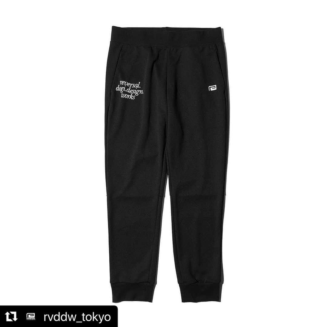 杉山しずかさんのインスタグラム写真 - (杉山しずかInstagram)「#Repost @rvddw_tokyo with @use.repost ・・・ WOMEN'S DRY SWEAT JOGGER  アクティブシーンに使いやすいジョガーパンツはハリのある薄手の素材が着回しに◎。吸汗速乾なのにコットンライクな素材感なのでカジュアルにも使える万能アイテム。  ウエストや裾がリブなのでタックインしたり、ソックスと合わせたり、はたまたヒールと合わせてみたり、そして高めのロゴ位置は脚長効果もありコーデの軸になる1本です。」10月3日 20時26分 - shizukasugiyama0211