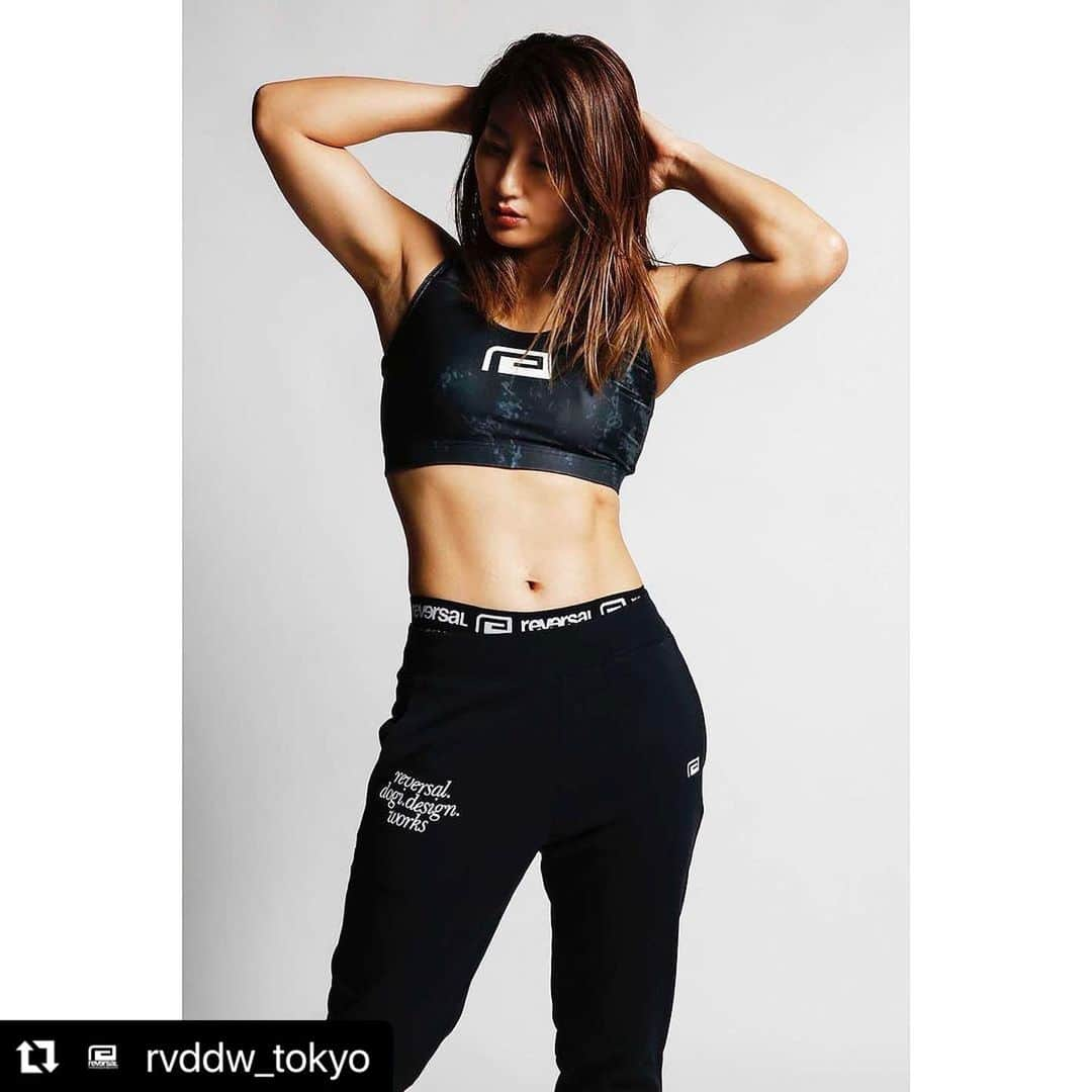 杉山しずかさんのインスタグラム写真 - (杉山しずかInstagram)「#Repost @rvddw_tokyo with @use.repost ・・・ WOMEN'S DRY SWEAT JOGGER  アクティブシーンに使いやすいジョガーパンツはハリのある薄手の素材が着回しに◎。吸汗速乾なのにコットンライクな素材感なのでカジュアルにも使える万能アイテム。  ウエストや裾がリブなのでタックインしたり、ソックスと合わせたり、はたまたヒールと合わせてみたり、そして高めのロゴ位置は脚長効果もありコーデの軸になる1本です。」10月3日 20時26分 - shizukasugiyama0211