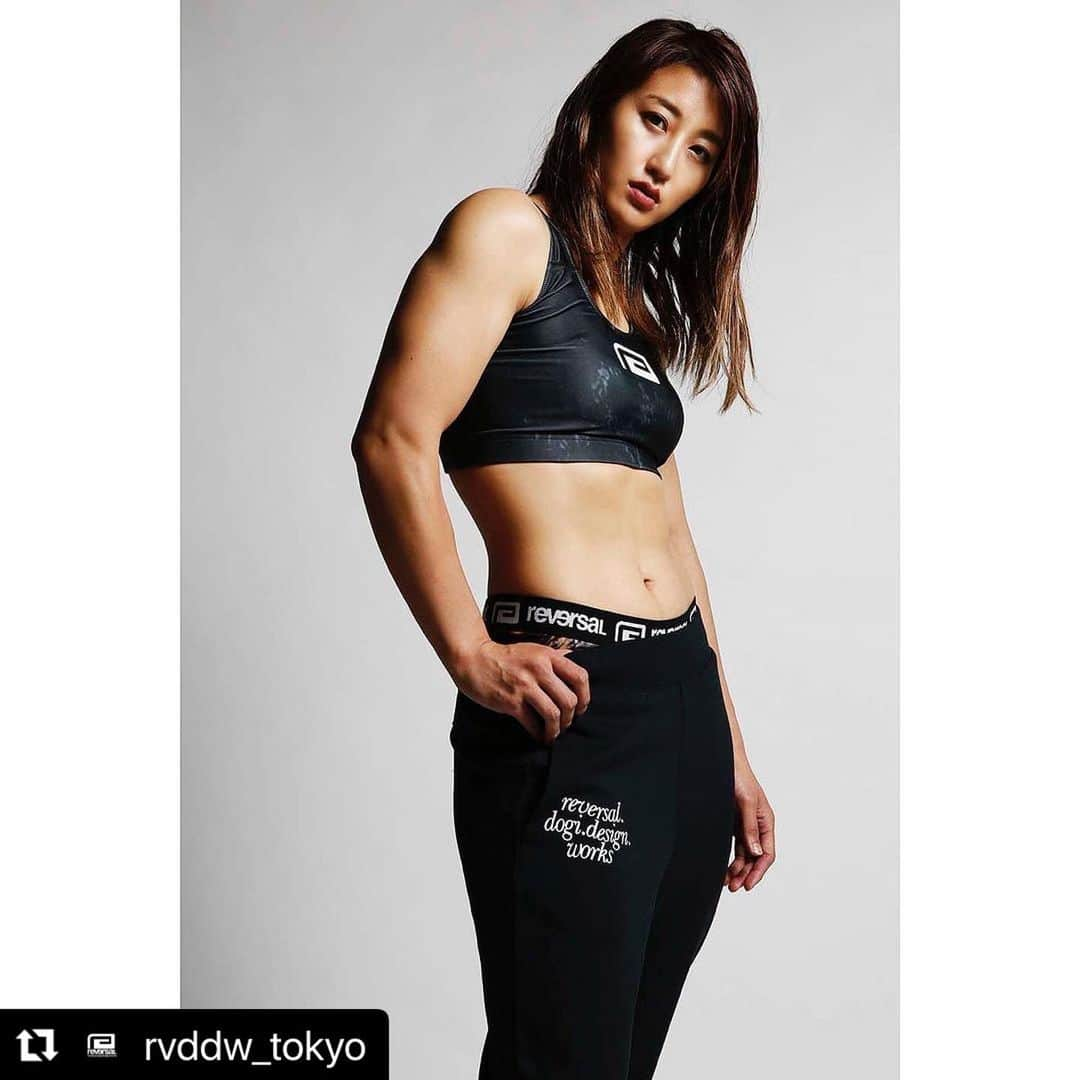 杉山しずかさんのインスタグラム写真 - (杉山しずかInstagram)「#Repost @rvddw_tokyo with @use.repost ・・・ WOMEN'S DRY SWEAT JOGGER  アクティブシーンに使いやすいジョガーパンツはハリのある薄手の素材が着回しに◎。吸汗速乾なのにコットンライクな素材感なのでカジュアルにも使える万能アイテム。  ウエストや裾がリブなのでタックインしたり、ソックスと合わせたり、はたまたヒールと合わせてみたり、そして高めのロゴ位置は脚長効果もありコーデの軸になる1本です。」10月3日 20時26分 - shizukasugiyama0211