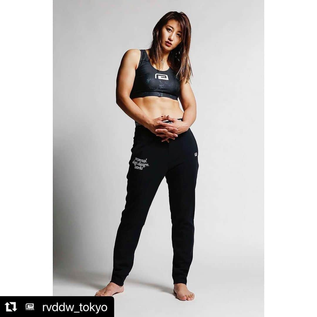 杉山しずかさんのインスタグラム写真 - (杉山しずかInstagram)「#Repost @rvddw_tokyo with @use.repost ・・・ WOMEN'S DRY SWEAT JOGGER  アクティブシーンに使いやすいジョガーパンツはハリのある薄手の素材が着回しに◎。吸汗速乾なのにコットンライクな素材感なのでカジュアルにも使える万能アイテム。  ウエストや裾がリブなのでタックインしたり、ソックスと合わせたり、はたまたヒールと合わせてみたり、そして高めのロゴ位置は脚長効果もありコーデの軸になる1本です。」10月3日 20時26分 - shizukasugiyama0211