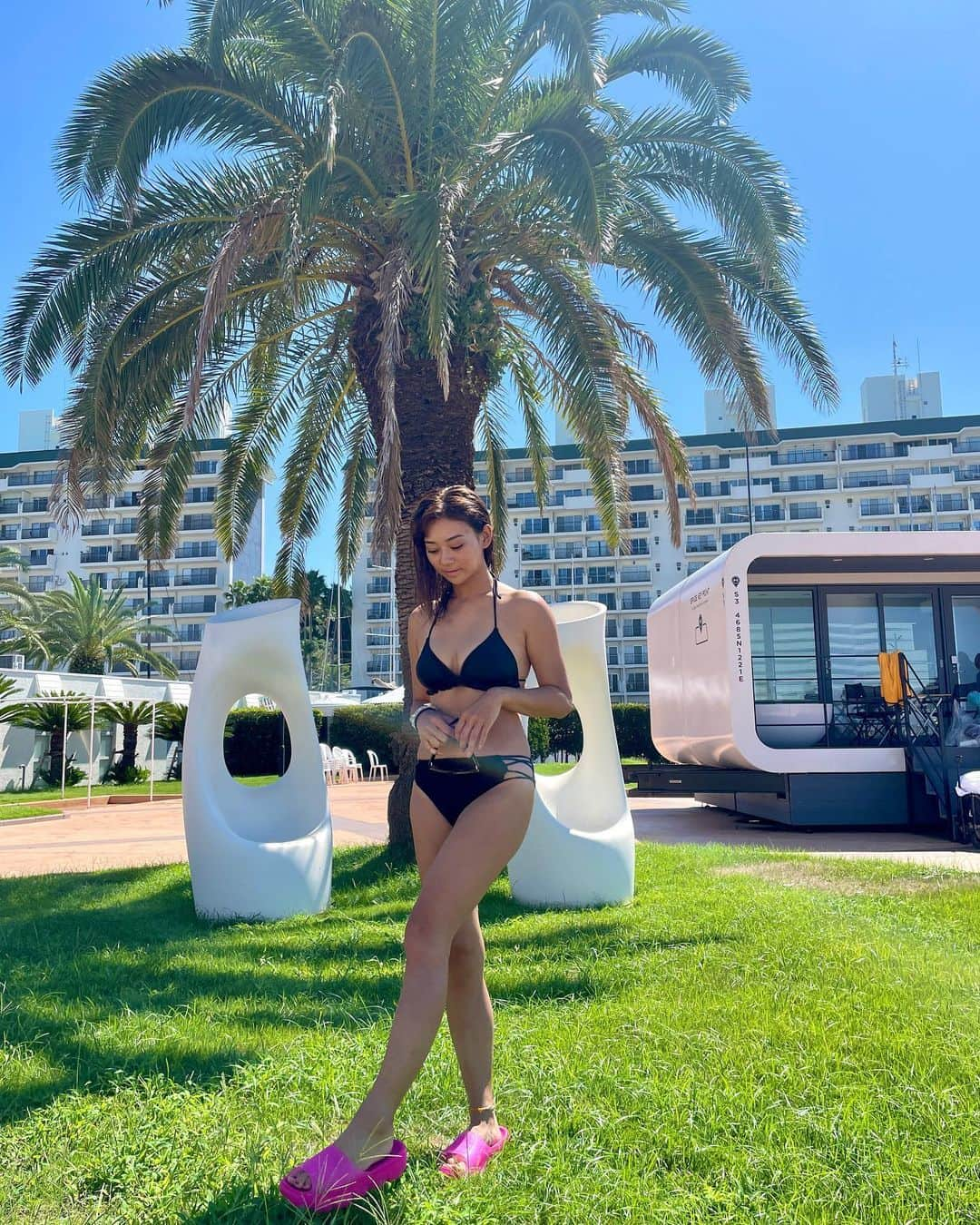 指出瑞貴さんのインスタグラム写真 - (指出瑞貴Instagram)「🐬🩵 It's rare for me to choose a black bikini !😂  ビキニボトムはリバーシブル🫶🏼雰囲気変えたい時に👍 金具もないのでサウナにも👌❤️  ブラックチョイスしたの初めて。笑 いつもカラフルな派手目が多かったので、落ちついた ヘルシー大人な感じ♡好きです🫠  ↑とか言って、 このあとたっぷりsupとジャンプとジェットと 落ち着かず目一杯アクティビティしました✌︎ 暑い夏が恋しいな もう現場でベンチコートデビューしてます笑  @tothesea_hawaii #tothesea #トューザシー」10月3日 20時27分 - sashidemizuki