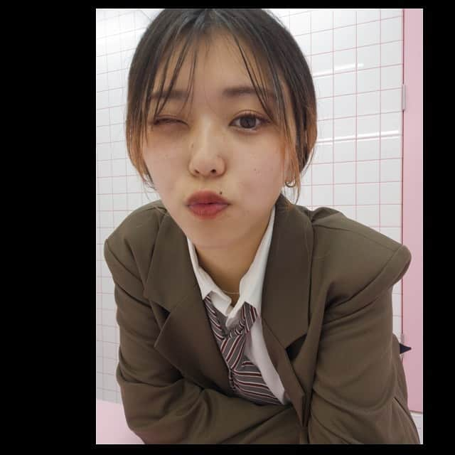 よしかわなみのインスタグラム：「韓国好きの妹と新大久保のビキフォトに！ 制服レンタルできて、可愛いフォトブースとプリクラ撮れる新スポット✨  この歳で制服とかソワソワするかなって思ったけど意外と、違和感なくきれてよかった♡  アイロンにコスメと色々あるから手ぶらでも行けるし、いつでも可愛くしてから思い出作りできちゃうよ🌷 気になってたTIRTIRも置いてあって買う前に似合うか試せるからいいねッ  #PR #bkeyphoto #ビキフォト #韓国プリクラ」