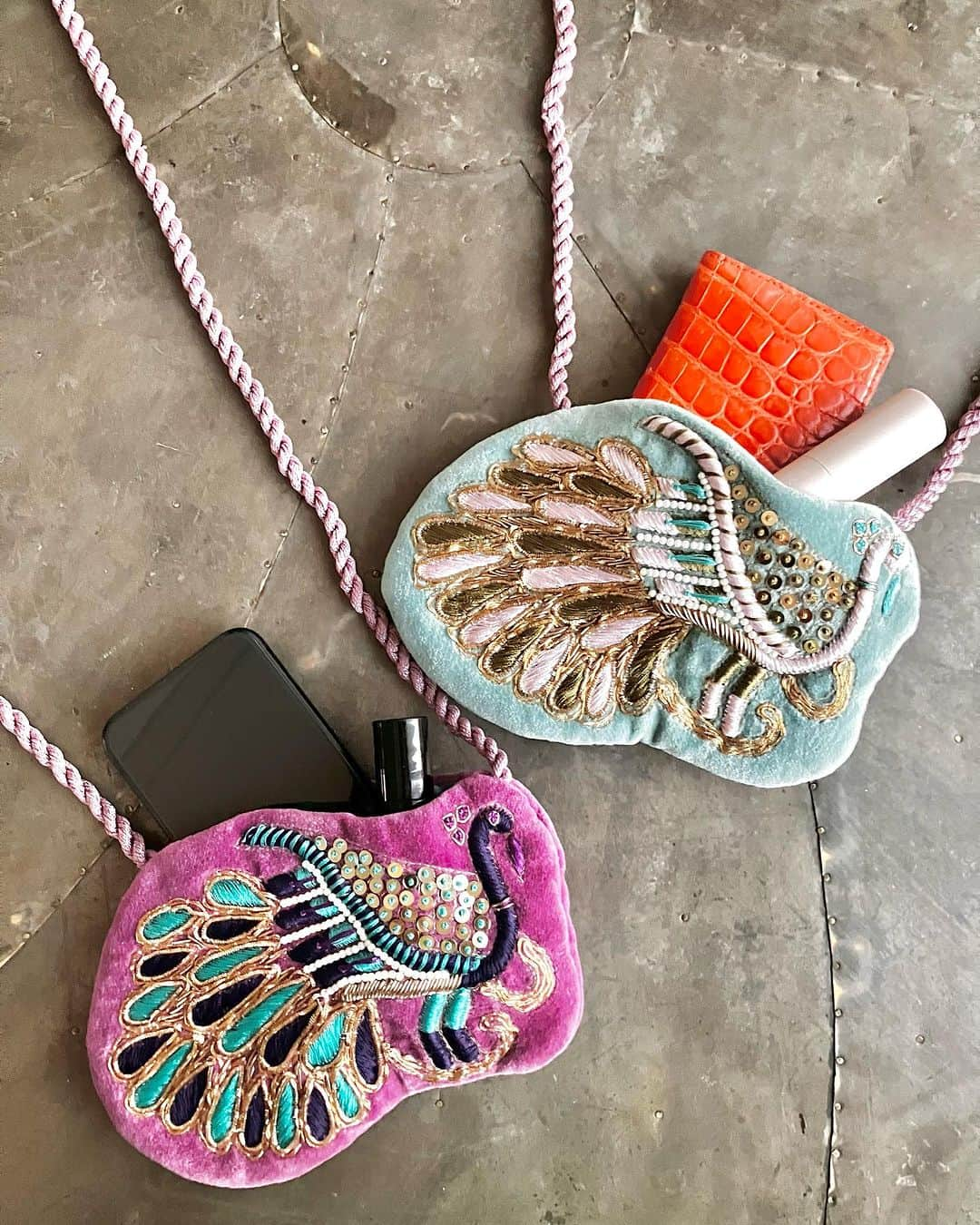 ヴェルニカさんのインスタグラム写真 - (ヴェルニカInstagram)「Embroidered mini bag.  発色の美しいベロア生地に、 ビーズ、メタルコード、 スパンコールなどをたっぷりと施し、 Velnica.の世界観を詰め込んだ、 孔雀の刺繍ミニバッグ。  2枚目の画像のように、 スマホ(小ぶりの！) & アロマロールオン、 名刺ケース ＆リップスティックなど、 出番の多いちょっとした小物を入れるのにも とてもおすすめなアイテムです。  A mini bag made of beautifully colored velvet fabric with peacock embroidery.  You can put a small smartphone, roll-on aroma, etc.」10月3日 20時29分 - velnica_japan