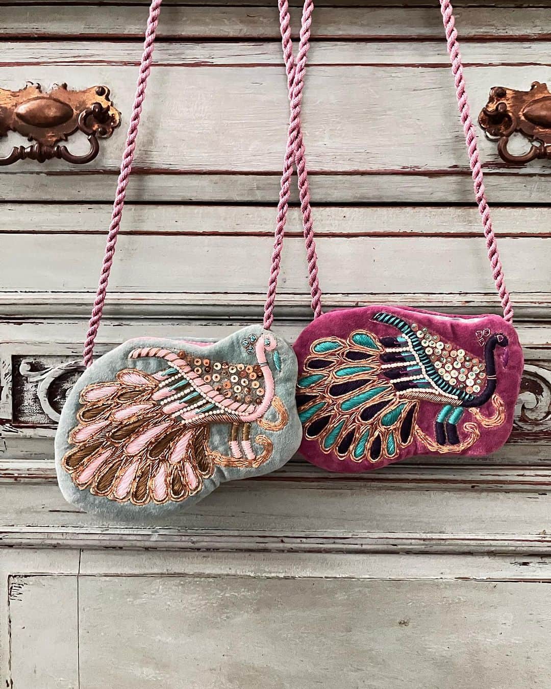 ヴェルニカのインスタグラム：「Embroidered mini bag.  発色の美しいベロア生地に、 ビーズ、メタルコード、 スパンコールなどをたっぷりと施し、 Velnica.の世界観を詰め込んだ、 孔雀の刺繍ミニバッグ。  2枚目の画像のように、 スマホ(小ぶりの！) & アロマロールオン、 名刺ケース ＆リップスティックなど、 出番の多いちょっとした小物を入れるのにも とてもおすすめなアイテムです。  A mini bag made of beautifully colored velvet fabric with peacock embroidery.  You can put a small smartphone, roll-on aroma, etc.」