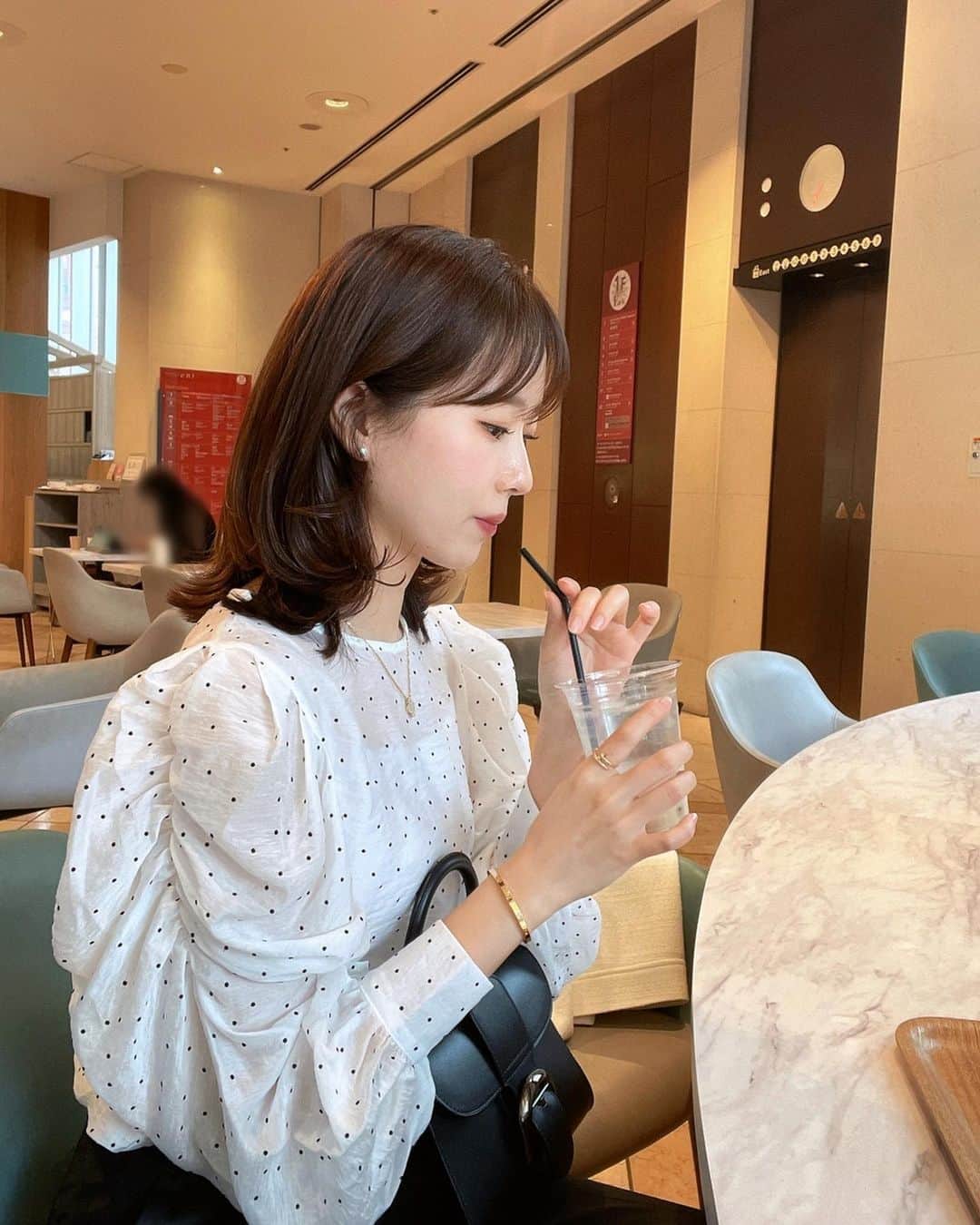 ハンナミのインスタグラム：「黙々と食べてた。笑🥤🥗🥪  きのう載せた色違いのブラウス♡ 白地に黒のドットもかわいいんです♩」