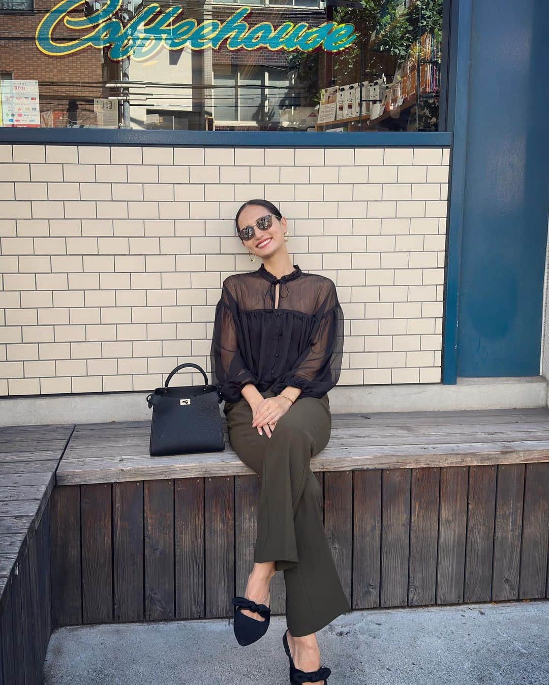 山賀琴子のインスタグラム：「新しいバッグが想像を遥かに超える可愛さでるんるんでした。 友達と、色違いで買っちゃう？と話していた。ずっと気になっていたブランド。やっぱり私はブラックを選んでいたよ🖤  今日履いているパンツは形が好みすぎて3色持ってるよ笑 トップスはいただきもので、タグが付いていないからブランド不明。  カーキ×ブラック、秋らしくて好きだなぁ🍃  #ootd#fashion」