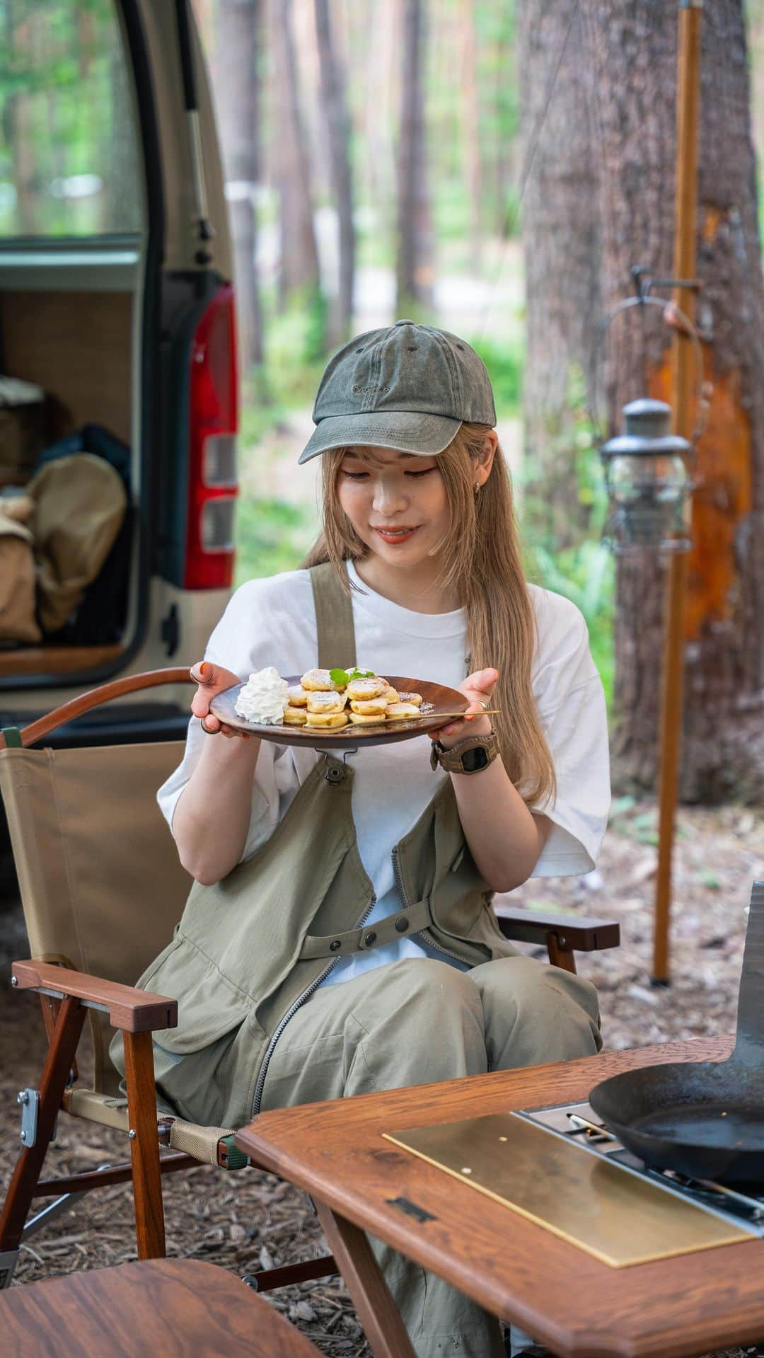 さーやんのインスタグラム：「ひとくちバナナパンケーキ🥞🍌レシピ有り⏬ 　 小さくてめちゃくちゃ可愛い〜🥹💕 　 これならパクパク いくらでも食べれそうでした🤣w 　 　 ▫️材料 ・ホットケーキの生地　商品の分量通りで ・バナナ　　　　　　　1本 ・メープルシロップ　　お好み量 ・粉糖　　　　　　　　お好み量 ・生クリーム　　　　　お好み量 ・ミント　　　　　　　お好みで 　 　 ▫️作り方 ①ホットケーキミックスの分量通りに 　生地を作る。 ②バナナを輪切りに切る。 ③フライパンを温め、バナナに生地を付け 　両面焼いていく。 　(油は引かないほうが綺麗に焼けます) ④お皿に盛り付けてメープルシロップ、 　粉糖、生クリーム、ミントを 　トッピングして完成✨ 　 　 生地が余ったら、普通にパンケーキに😋🥞 　 　 ⏬その他レシピはこちらから @___saaayan___  　 　 　 　 #キャンプ #キャンプ飯 #キャンプ料理 #キャンプ飯レシピ #キャンプご飯 #キャンプ女子 #キャンプコーデ #キャンプファッション #レシピ #簡単レシピ #料理 #スイーツレシピ #アウトドア #アウトドア料理 #アウトドア女子 #アウトドアファッション #アウトドア飯 #camp #camping #camplife #outdoor #outdoorlife #露營 #露營生活 #캠프닉 #캠핑」