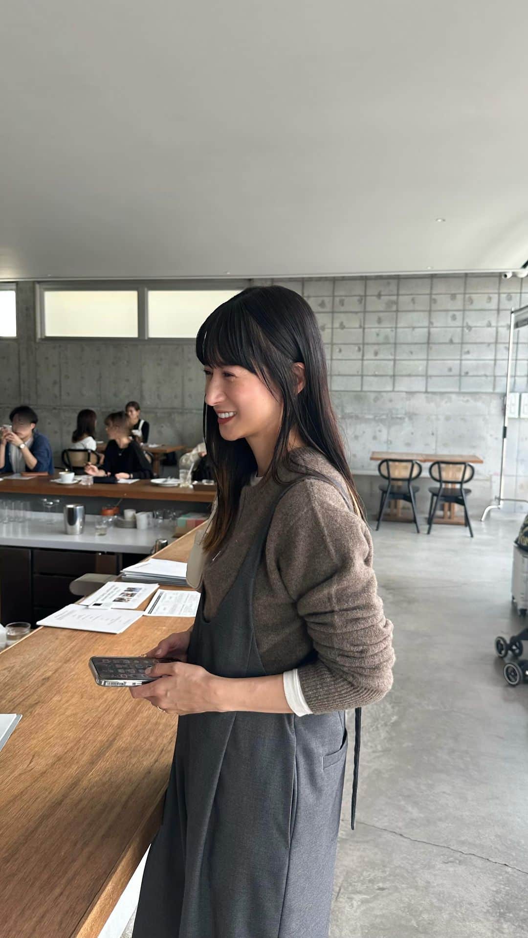 松本恵奈のインスタグラム：「サロペットとヤクニット🧶 可愛い組み合わせ♡ #clane #新作」