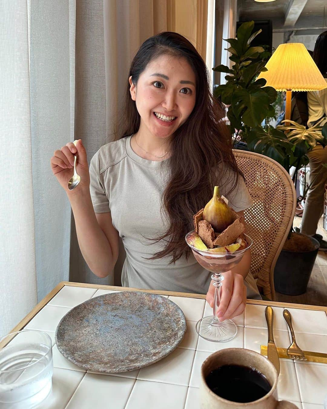 こちえのインスタグラム：「. . いちじくたっぷりのパフェ🥹  クリームとかザクザククッキーとか 本当に色んなのが入ってて 手のこみようが半端なかった。。笑  見た目も味も最高でした🥹  ちょっと並ぶけど、台帳記入制で １時間くらい時間を潰して 帰って来れる感じで🙆‍♀️🙆‍♀️🙆‍♀️  #teal @teal_tokyo   #パフェ#いちじく#チョコレート #日本橋カフェ#東京カフェ #カフェ巡り#スイーツ巡り #スイーツ女子#パフェ巡り #秋の味覚休日の過ごし方  #日本橋#東京 #gelato#chocolate#icecream  #parfait#figue#peach  #followme#japanesegirl  #tokyotrip#tokyotravel  #yummy#sweetslover  #tokyo#japan」