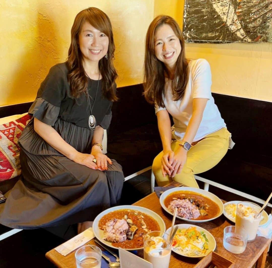 小林万希子のインスタグラム：「・  昨日は施術をお願いしに苦楽園へ  夕子ちゃんは 西宮市初！フェムケア矯正®ハーブリーディングサロン 『salon Ruhe ルーエ』を運営されている凄腕セラピスト✨✨  最近は「女性のための骨盤橋正=フェムケア矯正®」もメニューに加えられたと聞いて 「それはなんぞや？」との事でいってまいりました♡  ÷÷÷÷÷÷÷÷÷÷÷÷÷÷÷÷÷  オーダーしたのは1番人気の フェムケア矯正®+ハーブ入りよもぎ蒸し +深眠ヘッドスパ 110分　¥12,000  ▶︎まずはカウンセリング そして数種類あるハーブを直感で選んで ハーブリーディングセラピストの夕子先生が 今の私の身体の状態を読みとってくれます♪🌸 これがすごく当たるの‼😆  ▶︎そして気になる「フェムケア矯正®」 いったい何をするの？とちょっと恐々だったのですが ナンノナンノ💕  女性のための骨盤や骨格矯正のことで 女性特有の症状を改善させる施術テクニックのこと  服の上から軽く骨盤や股関節周りを矯正して 内臓の位置を元へ戻して流れをよくし 下半身もとても安定して姿勢もよくなる👍  私も立った時足の指が浮いてたので 後ろへのちょっとした圧で 倒れてしまう感じだったのですが 施術後は足の指も全てしっかり地面についていて 前も後ろも倒れずとっても安定！！  あんなソフトな矯正だったのに それでこんなに安定するの？？  ▶︎身体の軸がまっすぐになった状態で そこから選んだハーブと国産よもぎをブレンドして オリジナルのよもぎ蒸しに🛀  30分ブワ〜〜っとめっちゃ汗が出るのよ😍💦 以前よりも汗が出てる気がしたのは フェムケア矯正®のおかげなのかなぁ💕 すごい威力！  そして自分の選んだハーブだから🌿 とっても心地よい時間♡  ▶︎その後「深眠ヘッドスパ 」で爆睡Time突入です🤣 頭、顔、首、肩、その周辺を全てソフトタッチで 気持ちいい〜♪ その後記憶はなし！！  ÷÷÷÷÷÷÷÷÷÷÷÷÷÷÷÷÷  いや、ほんと「このままお昼寝コース作ってくれたらもっといいのに😆‼️」と提案してみました👍笑  これは単発ではなく一連のコースで受けるのが 絶対おススメ✨✨  家に帰って鏡を見たら顔がピカピカで上がってる✨⤴️ パックも何もしてないのにこれだけ効果があるのね〜😍  ÷÷÷÷÷÷÷÷÷÷÷÷÷÷÷÷÷  あまり記憶が残ってない中 一つ一つ思い出しながら書きましたが！笑  これはぜひ体感してみてください💕😆  夕子先生のソフトな声とソフトな施術が 心身共に全てを癒してくれます〜🍀  日頃、蓄積した疲労が本当に和らぐ  昨夜は爆睡でした👍👍  夕子ちゃん 本当に身体が軽くフワフワになりました♡ ありがとう🌸 またぜひよろしくお願いします〜♪😆  🌿🌿🌿🌿🌿🌿🌿🌿🌿 詳細はこちらをご覧ください♪ @salon_ruhe  🌿🌿🌿🌿🌿🌿🌿🌿🌿  ÷÷÷÷÷÷÷÷÷÷÷÷÷÷÷÷÷  トップの写真は その前にランチをしようと「ノイカフェ」へ☕️  さすがに最初の写真に私のよもぎ蒸しスタイルを載せるのはしのびなく🤣  きれいなランチの写真にしました❤️笑  ノイカフェいいですね〜✨✨ 雰囲気もお料理もvery good👌  施術前にランチができたおかげで素敵な雰囲気の中 リラックスしていろんなお話ができました♪😆💕」