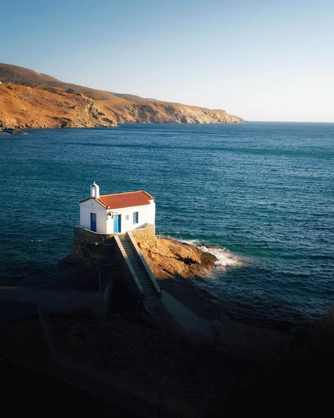 Simone Bramanteさんのインスタグラム写真 - (Simone BramanteInstagram)「{ An island in a color scheme }  1 • Chapel of Our Lady Thalassini in 3 colors 2 • a vivid light blue way to reach the island 3 • a pink dream called Tourlitis 4 • red dawn clouds in action 5 • church of the Nativity of the Theotokos under the stars 6 • a Golden black sea 7 • a red to blue shade under a crystalline moon  Photos taken w/ Sony 70-200mm GM 2.8 #sonyalpha #sonygenuine #sonyitalia」10月3日 20時35分 - brahmino