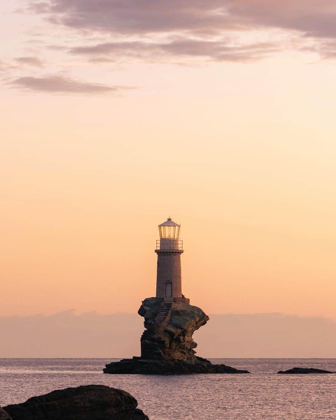 Simone Bramanteさんのインスタグラム写真 - (Simone BramanteInstagram)「{ An island in a color scheme }  1 • Chapel of Our Lady Thalassini in 3 colors 2 • a vivid light blue way to reach the island 3 • a pink dream called Tourlitis 4 • red dawn clouds in action 5 • church of the Nativity of the Theotokos under the stars 6 • a Golden black sea 7 • a red to blue shade under a crystalline moon  Photos taken w/ Sony 70-200mm GM 2.8 #sonyalpha #sonygenuine #sonyitalia」10月3日 20時35分 - brahmino