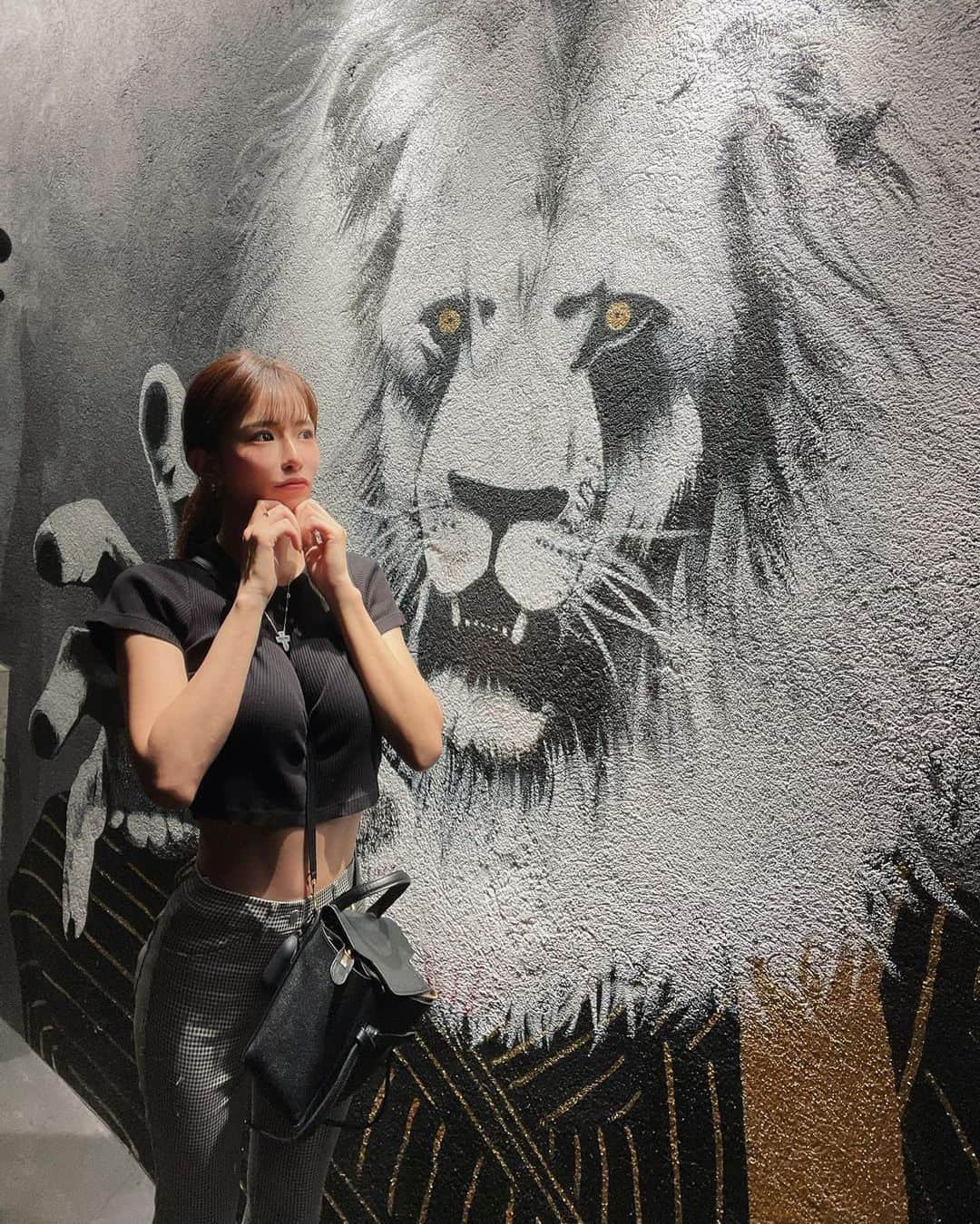 ちゃんうさのインスタグラム：「新町にあるステーキハウス🍖 【@lion_gang_osaka 】  🦁🦁🦁 #ライオンギャング #美味しいステーキ #ハンバーグ #ディナー #ランチ #ステーキハウス #新町グルメ #大阪グルメ #新町ランチ #大阪ランチ #グラビア #トリックアート #スタイル #女 #japanesegirl #不思議 #ちゃんうさ #ミナミ #大阪 #心斎橋 #難波 #バー #ミナミバー #チャンピヨン #バーチャンピヨン」