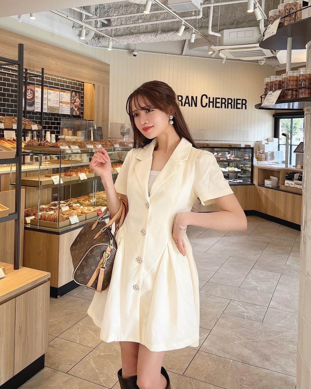 Isakoのインスタグラム：「Gontran Cherrier 🥐🍞🤎 　 表参道のパン屋さんでランチした日🫶 サキ吉と〜🤎  おしゃれなパン屋さんでひたすら語った🥹✨ また次回も楽しみ🫶 　 　  パン屋さんコーディネート🥐 ワンピース @selectshop.siriusblue  バッグ @louisvuitton  ブーツ @grl_official 👢 　 秋冬はひたすらにブーツ🍂 　 　  #表参道カフェ#表参道カフェ巡り#表参道ランチ#パン屋さん#パン屋さん巡り#ベーカリー#ベーカリーカフェ#セレクトショップ#秋コーデ#秋服#gontrancherrier」