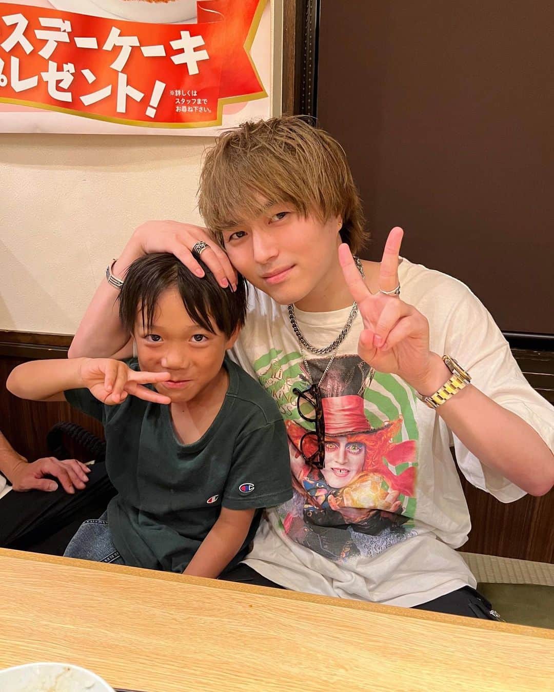 のインスタグラム：「姫路で仕事があったので 地元の親友の息子とご飯行ってきた〜！ 俺はお兄さんかおじさんどっち？って聞いたら おじさんと言われてしまいました。。。笑」