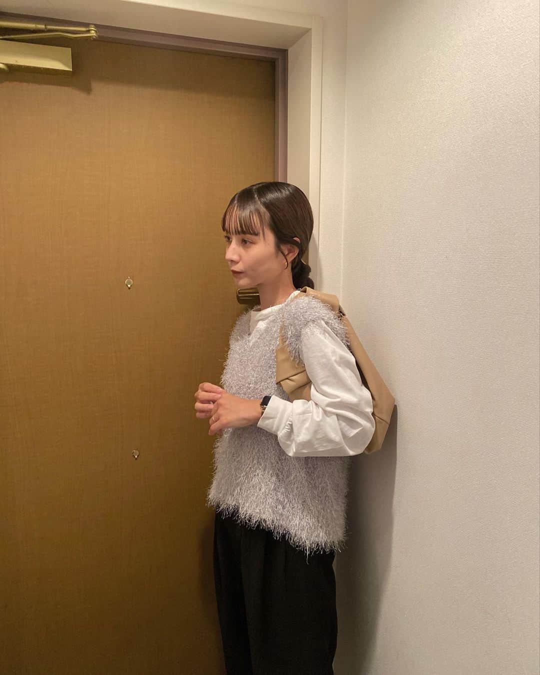 小田川エリカのインスタグラム：「・  @titivatejp  ラメ糸入りの可愛すぎるシャギーニットベスト🦢 トレンドのラメ×ふんわりシャギーの 今年らしい素材感で合わせやすくて最強すぎる🫶 チクチクもしなくて着心地も良いよ✨  #titivate #ティティベイト #titivatestyle #タイアップ #ラメ入りシャギーニットベスト」