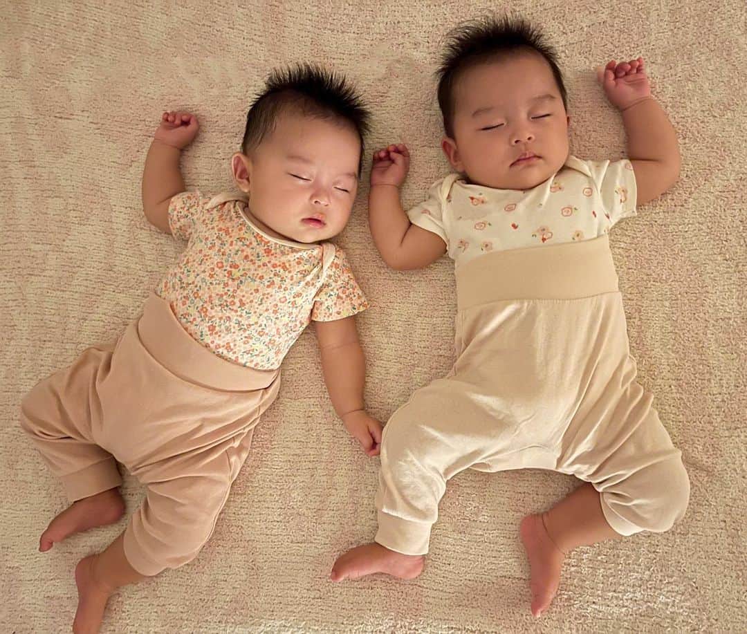 小川ひとみさんのインスタグラム写真 - (小川ひとみInstagram)「We're home!!🏡 おやすみなさい😴💤⭐🌙 #goodnight #twins #5month」10月3日 20時45分 - hitomy220