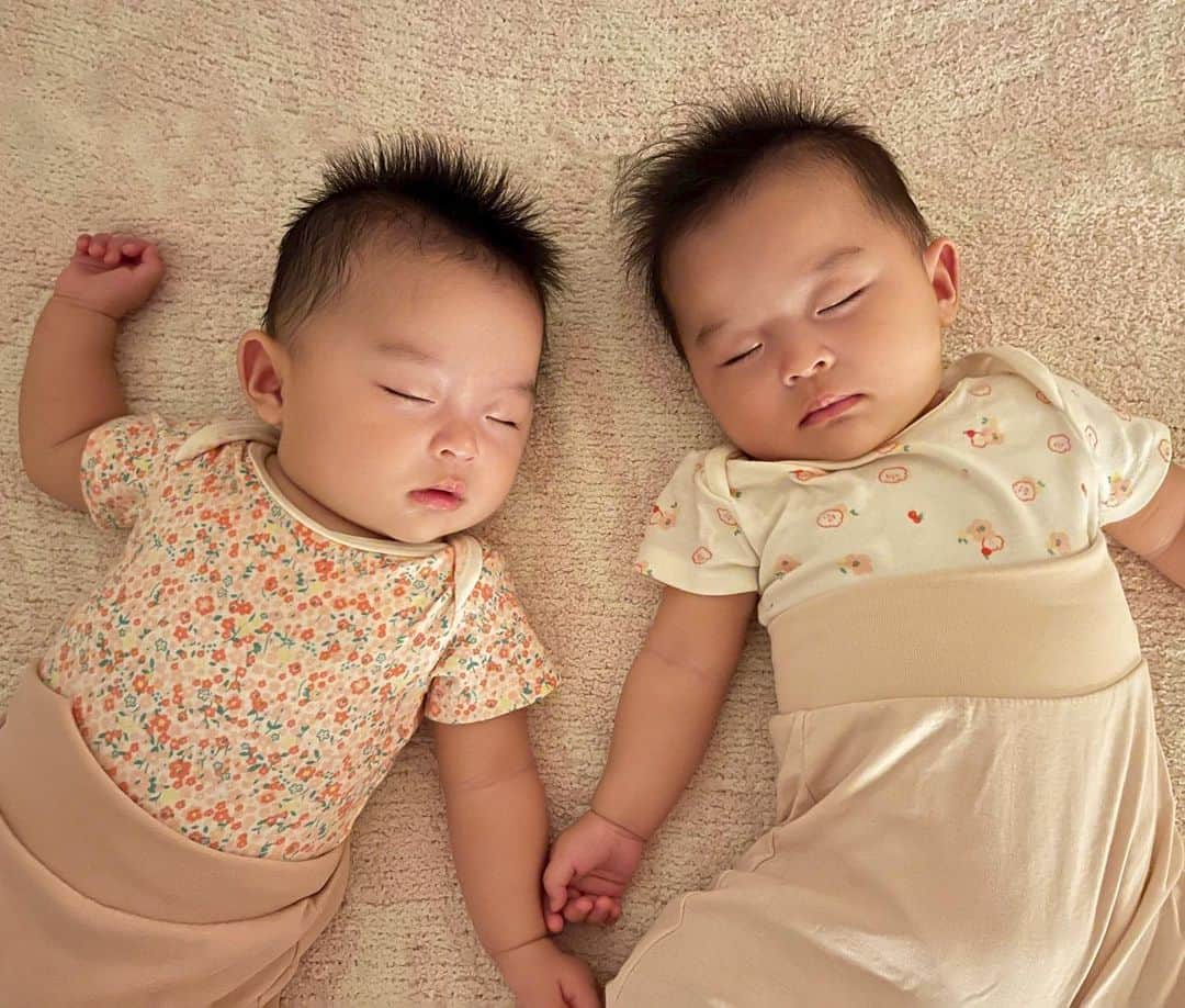 小川ひとみさんのインスタグラム写真 - (小川ひとみInstagram)「We're home!!🏡 おやすみなさい😴💤⭐🌙 #goodnight #twins #5month」10月3日 20時45分 - hitomy220