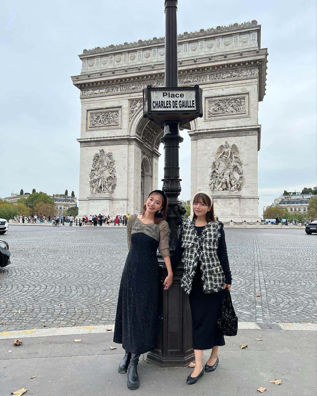 YUKIKOさんのインスタグラム写真 - (YUKIKOInstagram)「. 凱旋門✨ 近くで見ると迫力すごい👏🏻✨  ツーショットはカップルがやってたポーズが可愛くて そのまま真似してみたやつ👭🏻笑  #凱旋門 #フランス #フランス旅行 #パリ #パリ旅行 #オケージョンドレス #pr #leja #paris #parisfrance」10月3日 20時48分 - 128yukinco